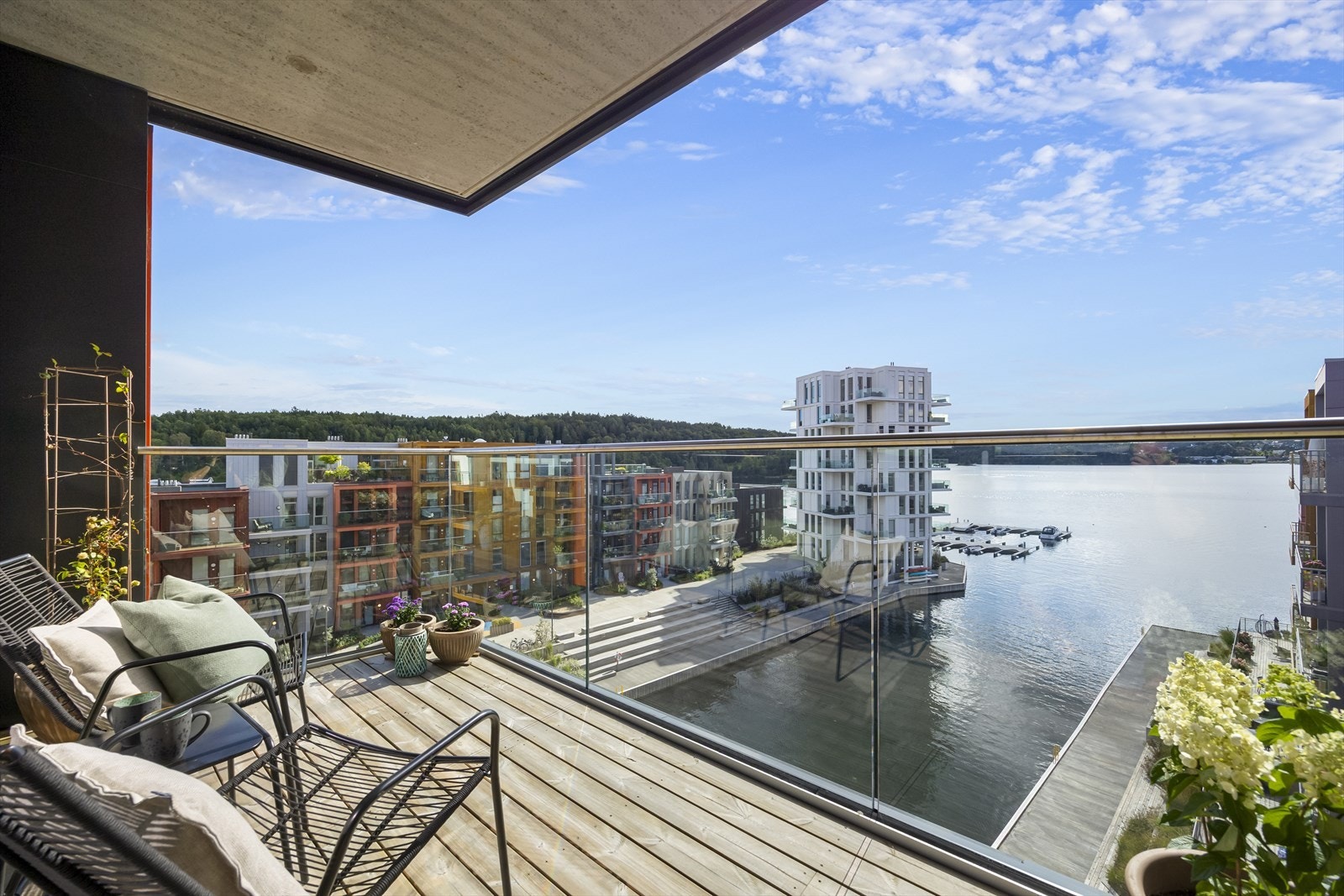 Suveren beliggenhet, syd- og vestvendt topp- og endeleilighet med romslig balkong mot både sydvest ("Lillepollen") og nordvest (Løkholmen og Songebukta). Galleribilde