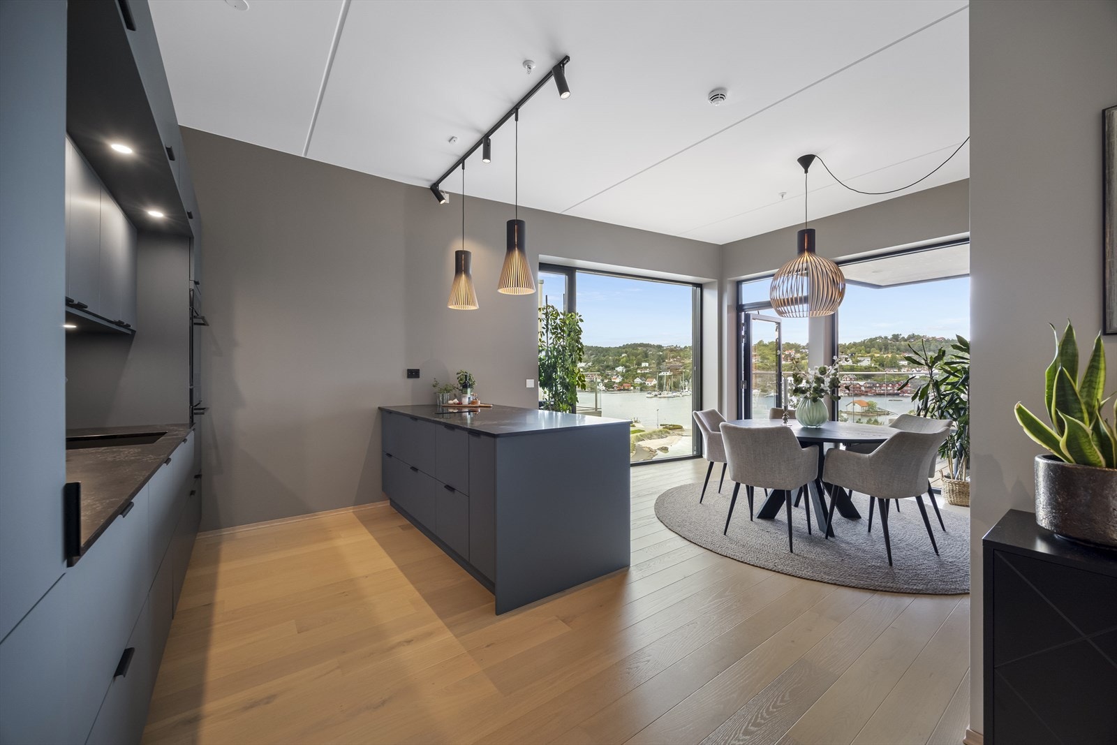 Her er et stort, velutstyrt og tidsriktig kjøkken med god romfølelse, åpen planløsning med store vindusflater og utgang til nordvestvendt balkong. Galleribilde