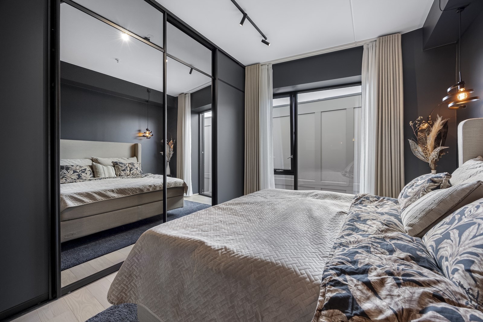 Hovedsoverom har skyvedørsgarderobe fra Amiga garderoben Galleribilde