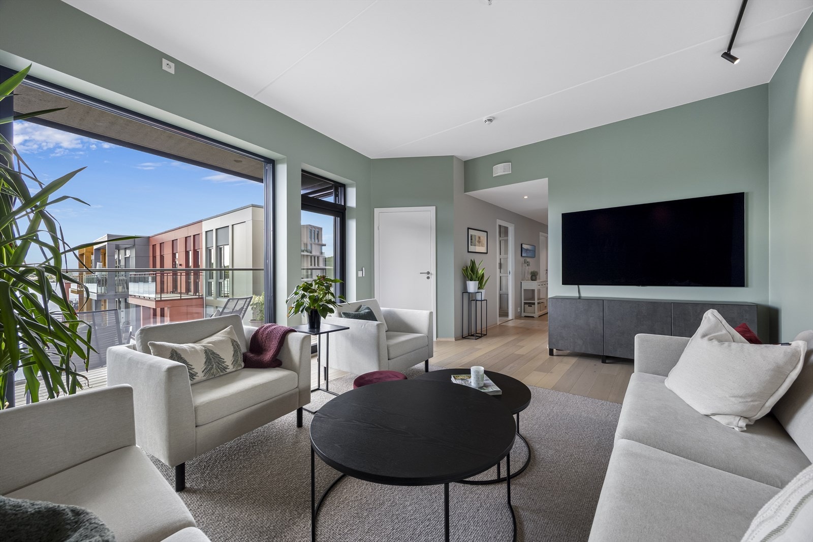 Særpreget og påkostet toppleilighet i A bygget (siste del av byggetrinn). Leiligheten er gjennomgående toppleilighet mot vest med påkostede løsninger, god takhøyde (ca. 290 cm), samt store vindusflater. Galleribilde