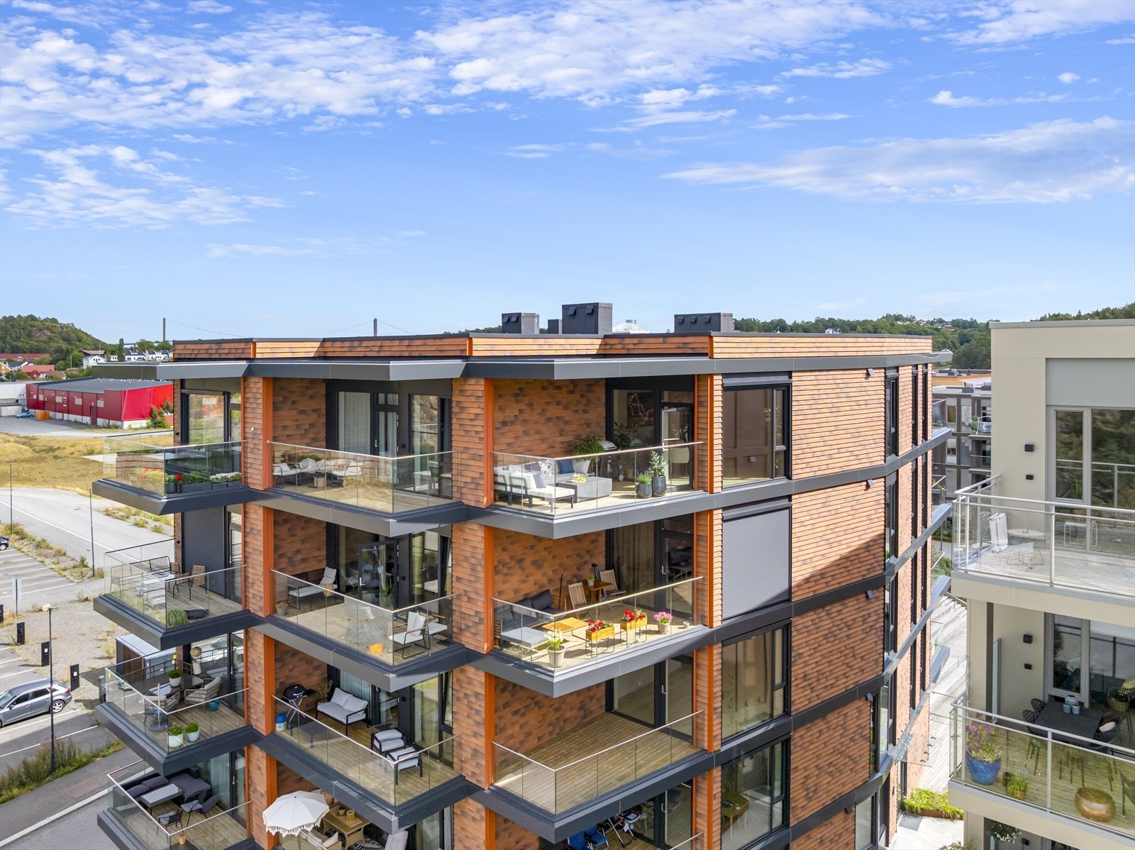 Leiligheten ligger i øverste etasje, er gjennomgående mot vest, med balkong på 2 sider og optimale sol- og utsiktsforhold. Galleribilde