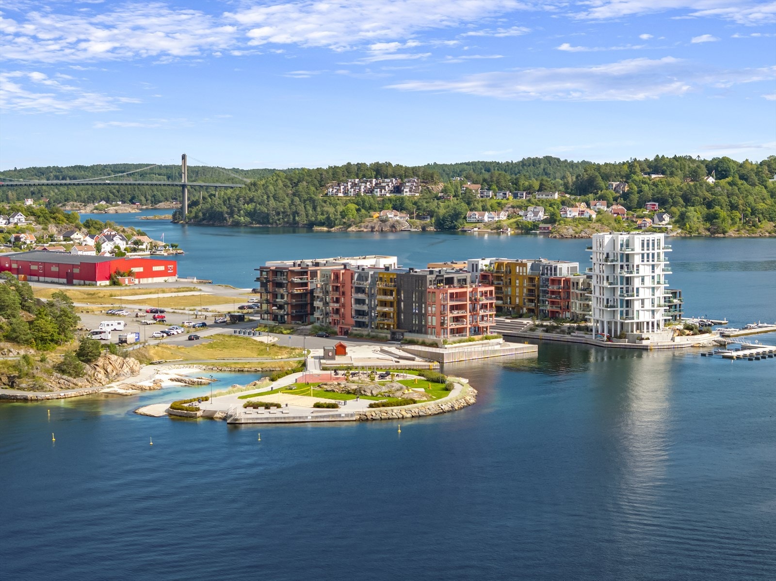 Fantastiske Løkholmen ligger like ved. Et fantastisk friområde for allmenheten, opparbeidet med strander, brygger og friareal for bading, soling og lek. Galleribilde