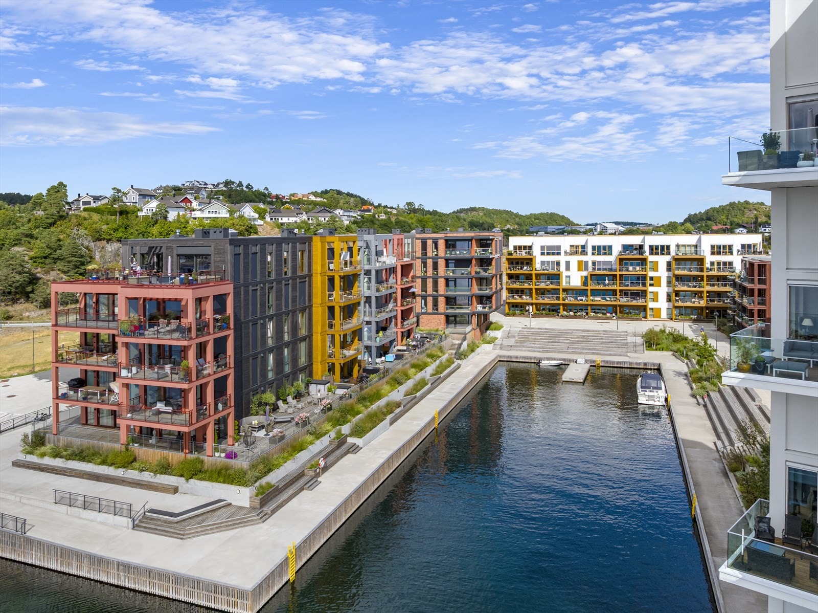 Suveren beliggenhet, syd- og vestvendt topp- og endeleilighet med romslig balkong mot både sydvest ("Lillepollen") og nordvest (Løkholmen og Songebukta). Galleribilde