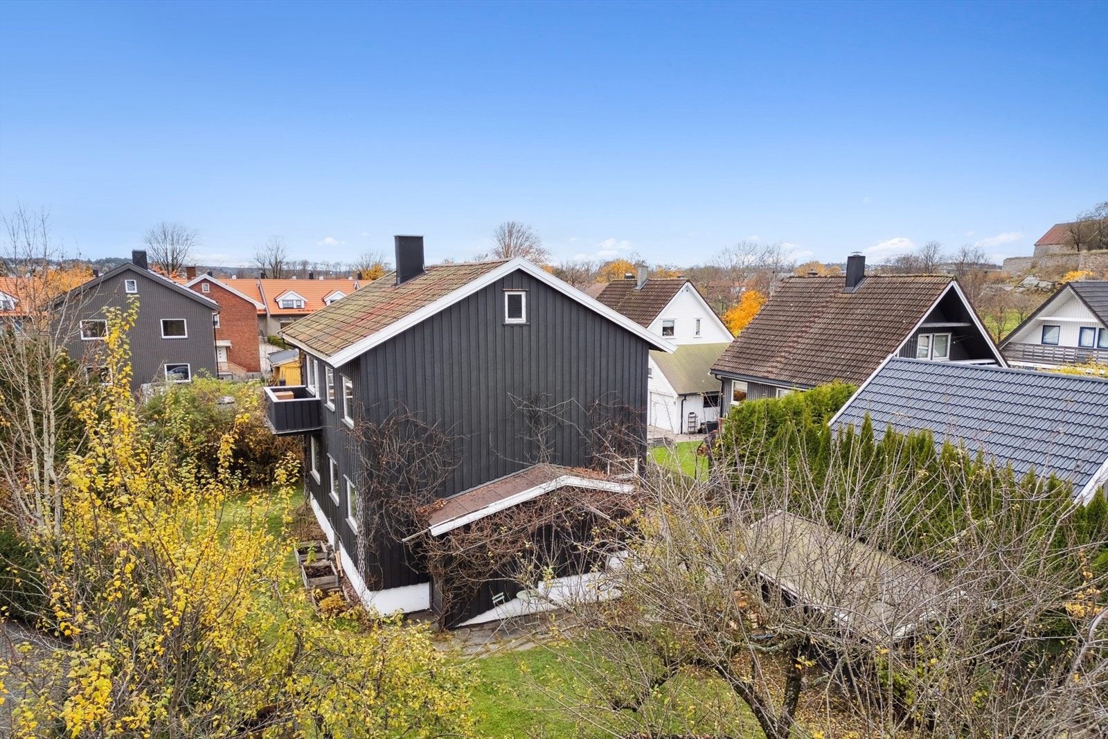 Romslig og fleksibel tomannsbolig med to separate boenheter beliggende innerst i blindvei. Galleribilde