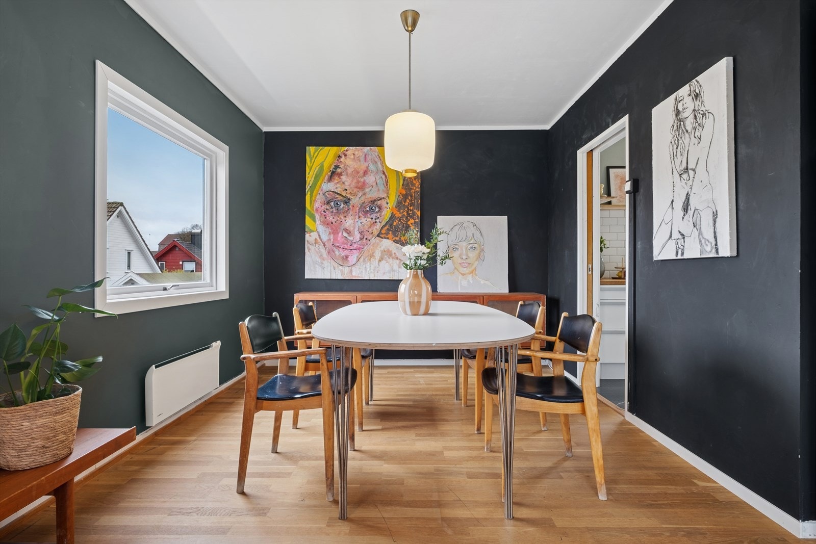 Lys og trivelig stue med plass til flere møbleringsmuligheter for å skape den stuen du selv ønsker. Galleribilde