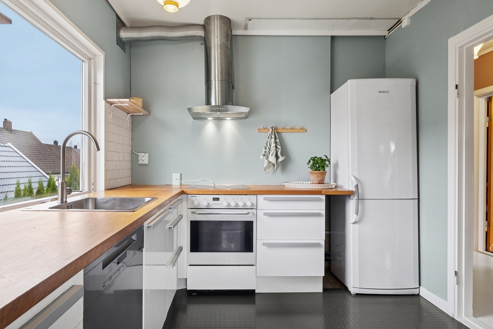 Kjøkken er utstyrt med kjøl/fryseskap, komfyr, platetopp, avtrekksvifte og oppvaskmaskin. Galleribilde