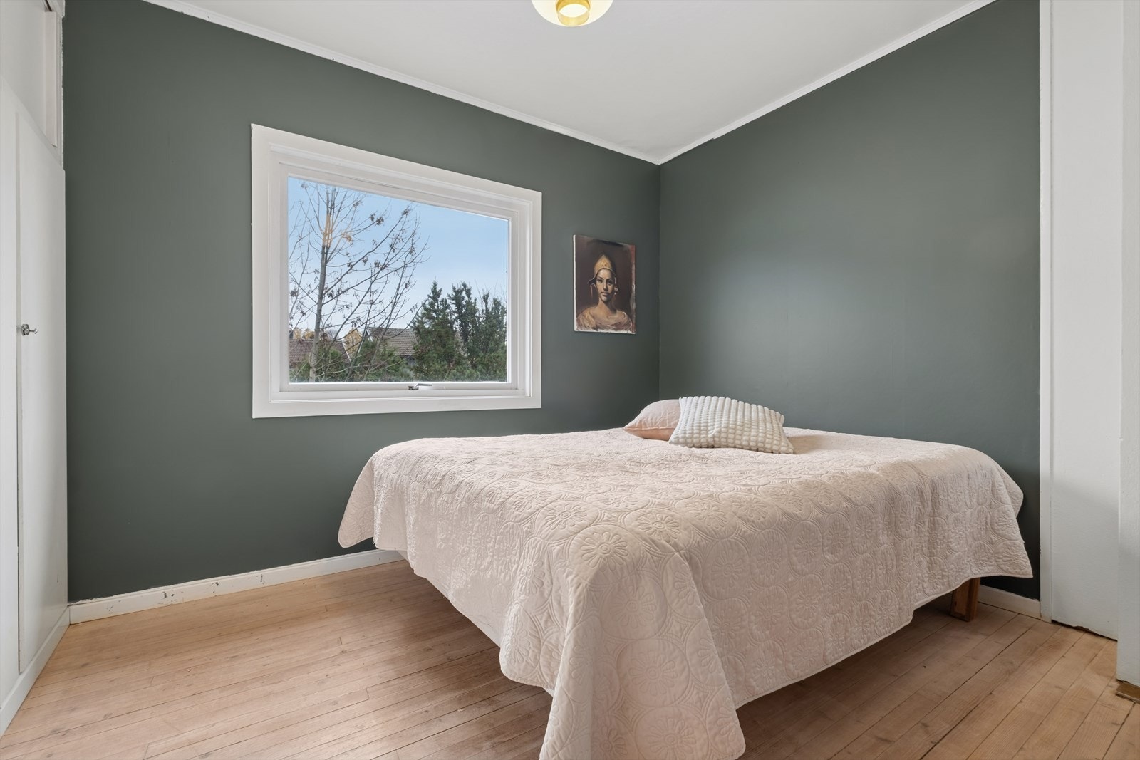 I boligen finner du tre gode soverom med fine innredningsmuligheter - hvorav to er beliggende i andre etasje. Galleribilde