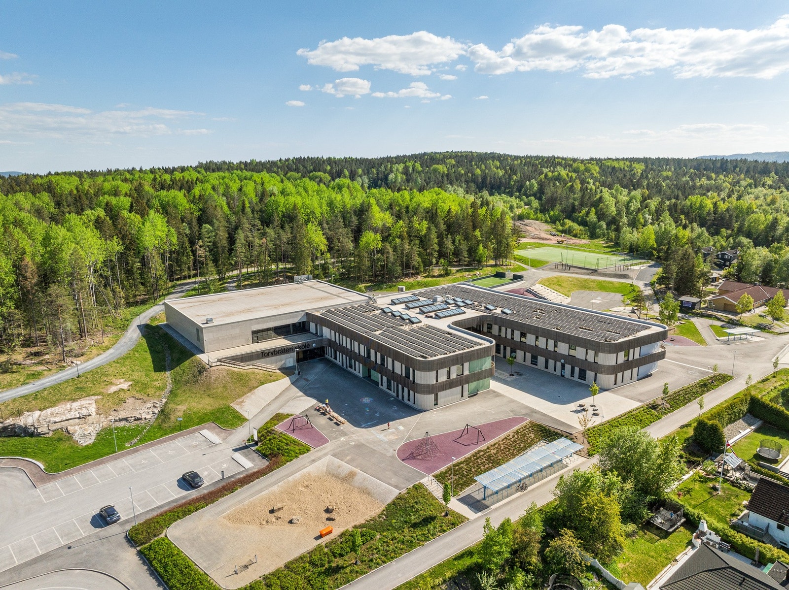 Ikke langt unna ligger Torvbråten skole som sto ferdig i 2018. Galleribilde