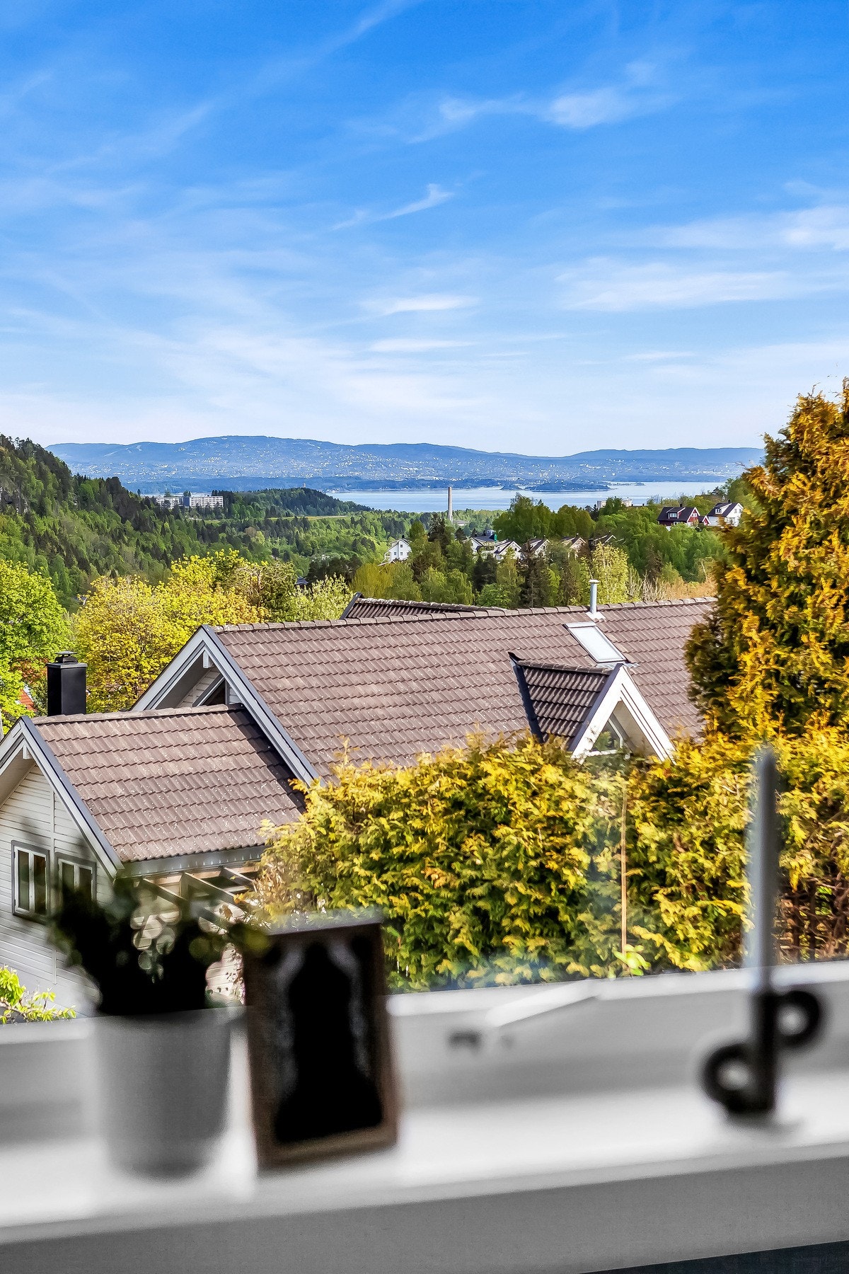 Boligen tilbyr fantastisk panorama utsikt, her inn mot hovedstaden. Galleribilde