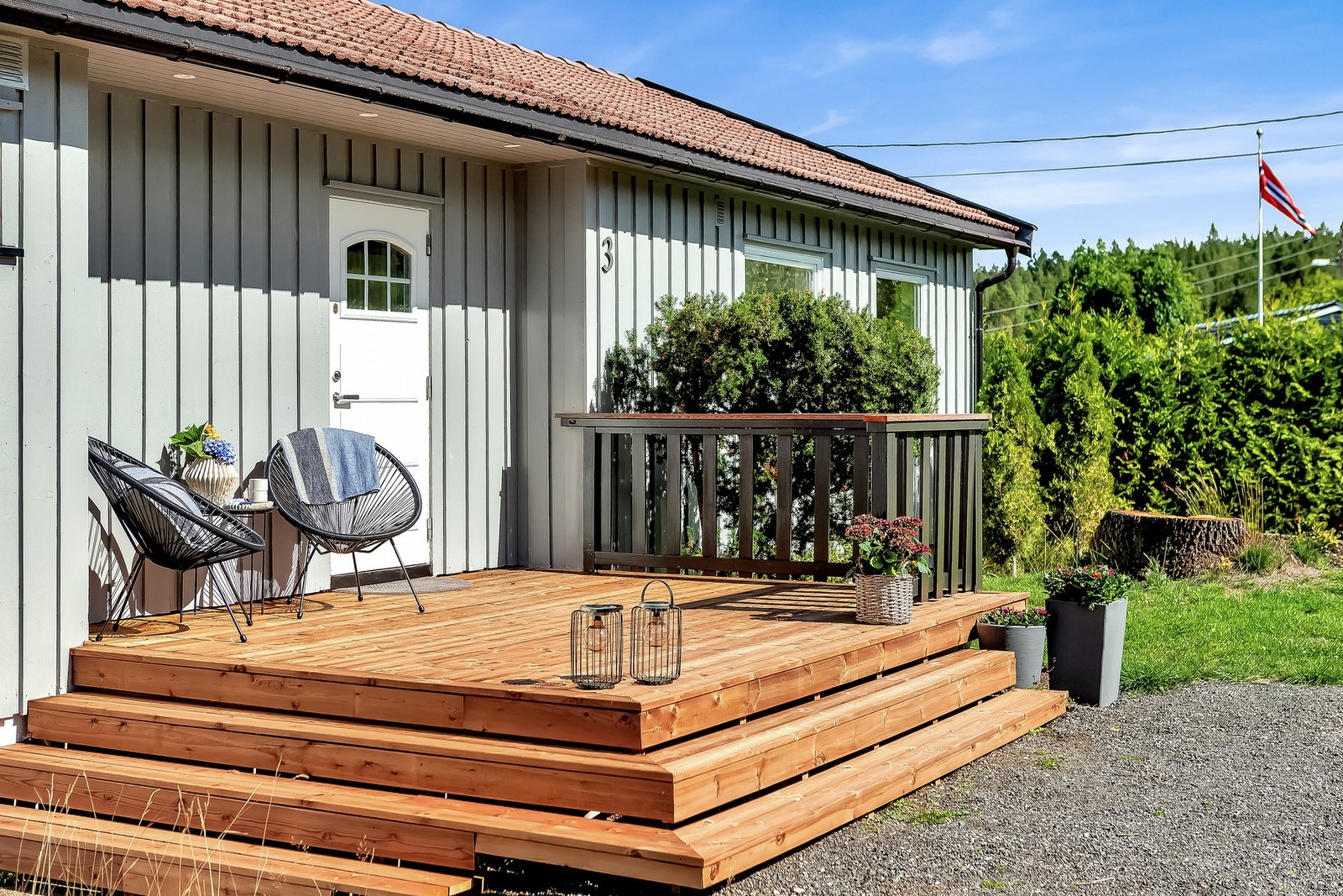 Et innbydende inngangsparti med en terrasse. Galleribilde