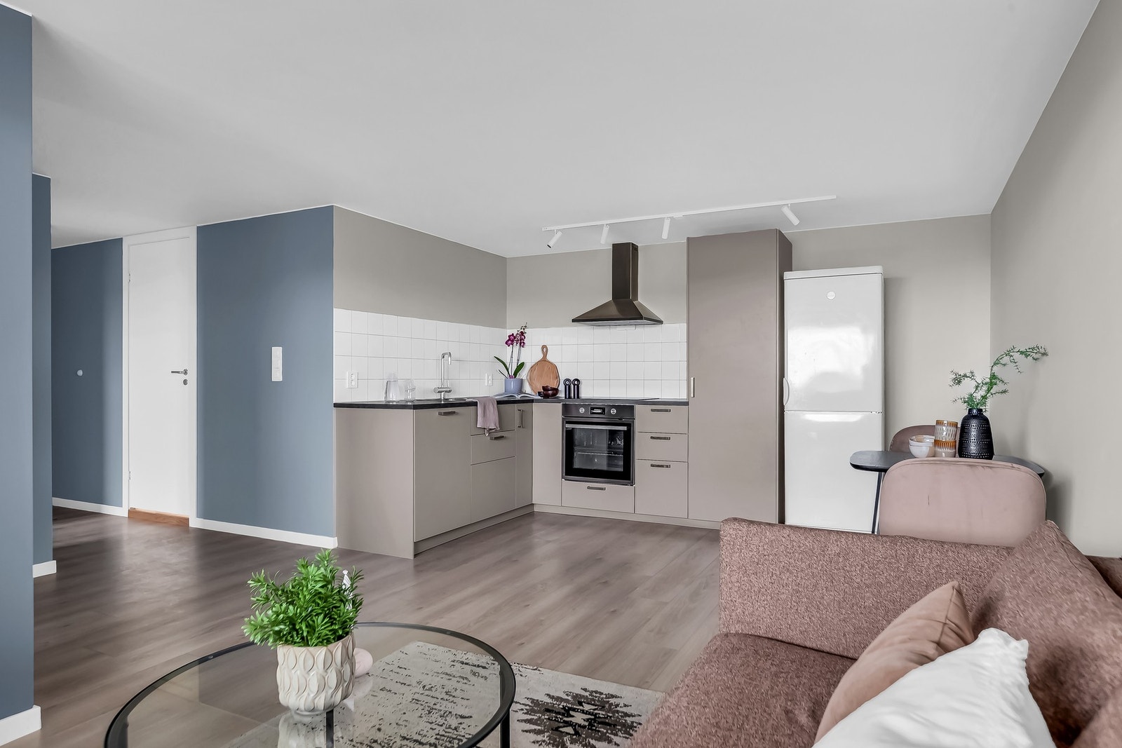 Kjøkkenet i underetasjen har kjøkkeninnredning fra 2024/25. Galleribilde