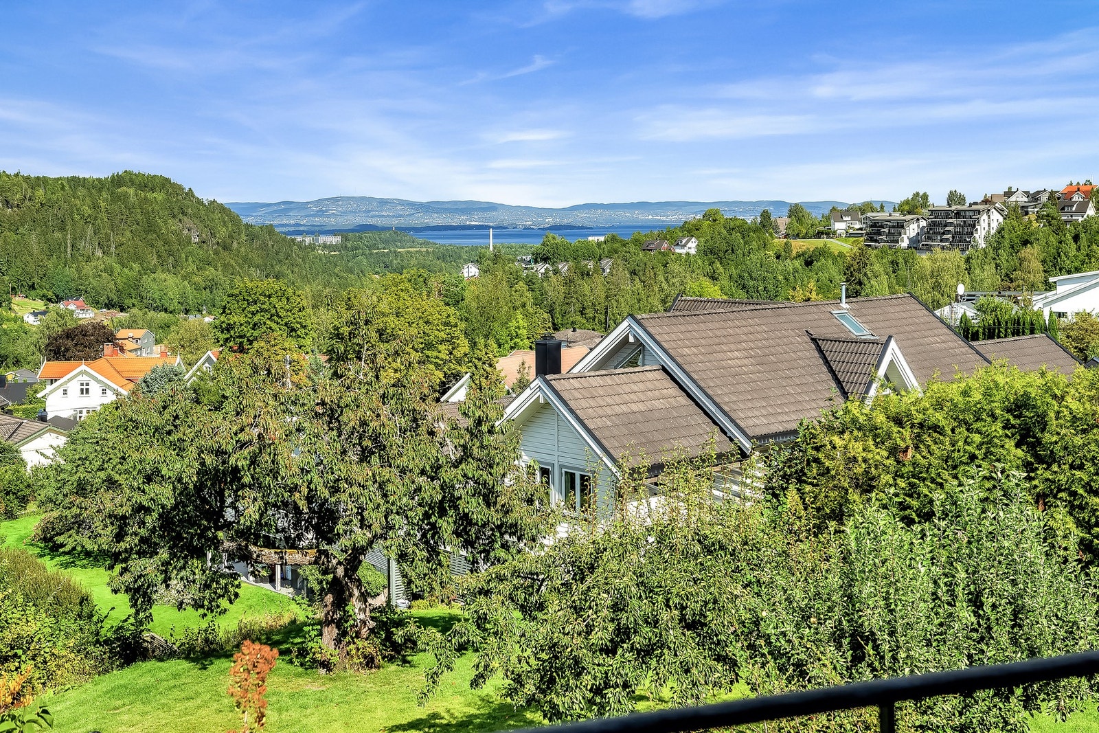 Fra stuen er det direkte adkomst til en balkong man kan nyte utsikten over den fantastiske Oslofjorden. Galleribilde