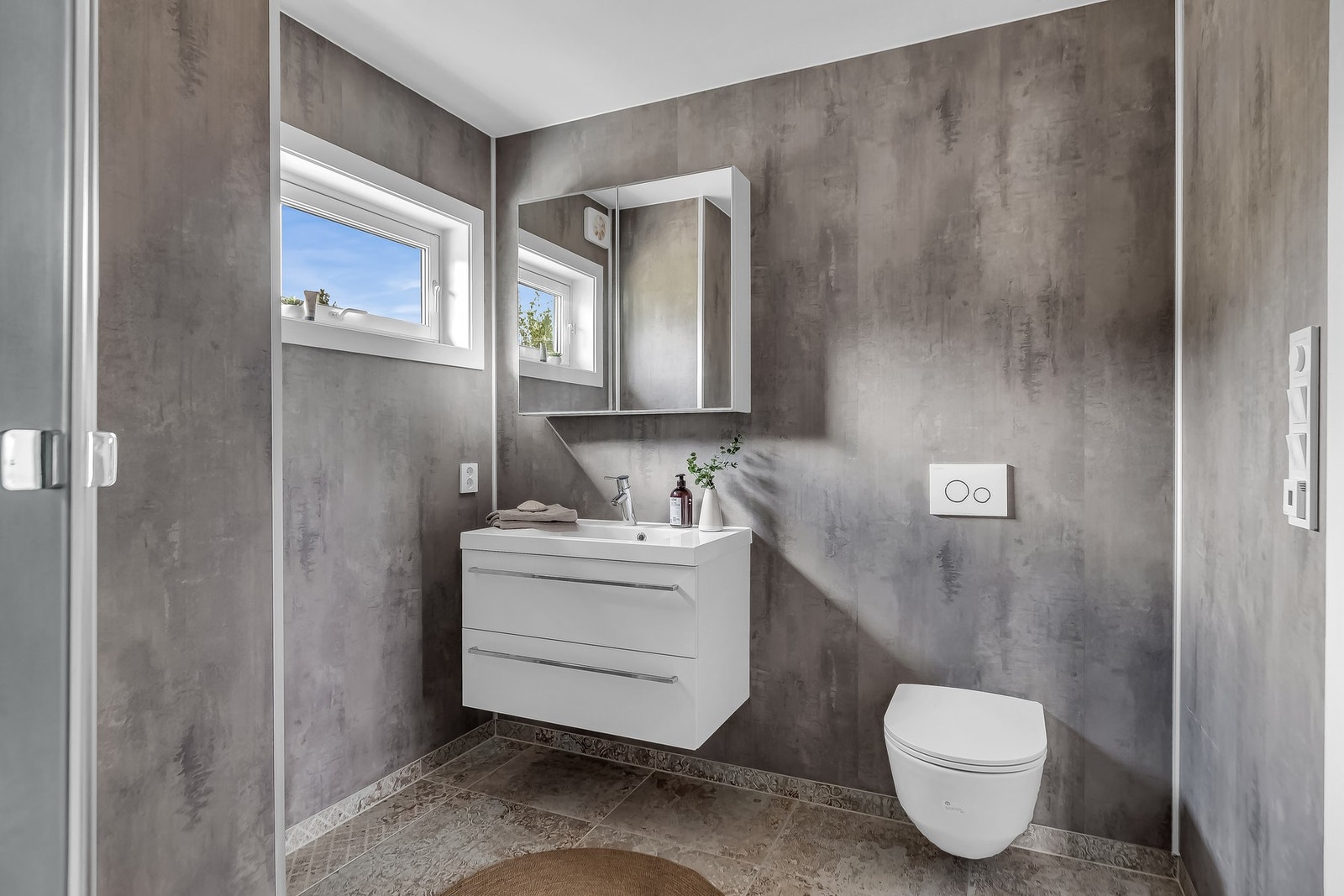 Badet i første etasje er oppgradert i 2025. Galleribilde