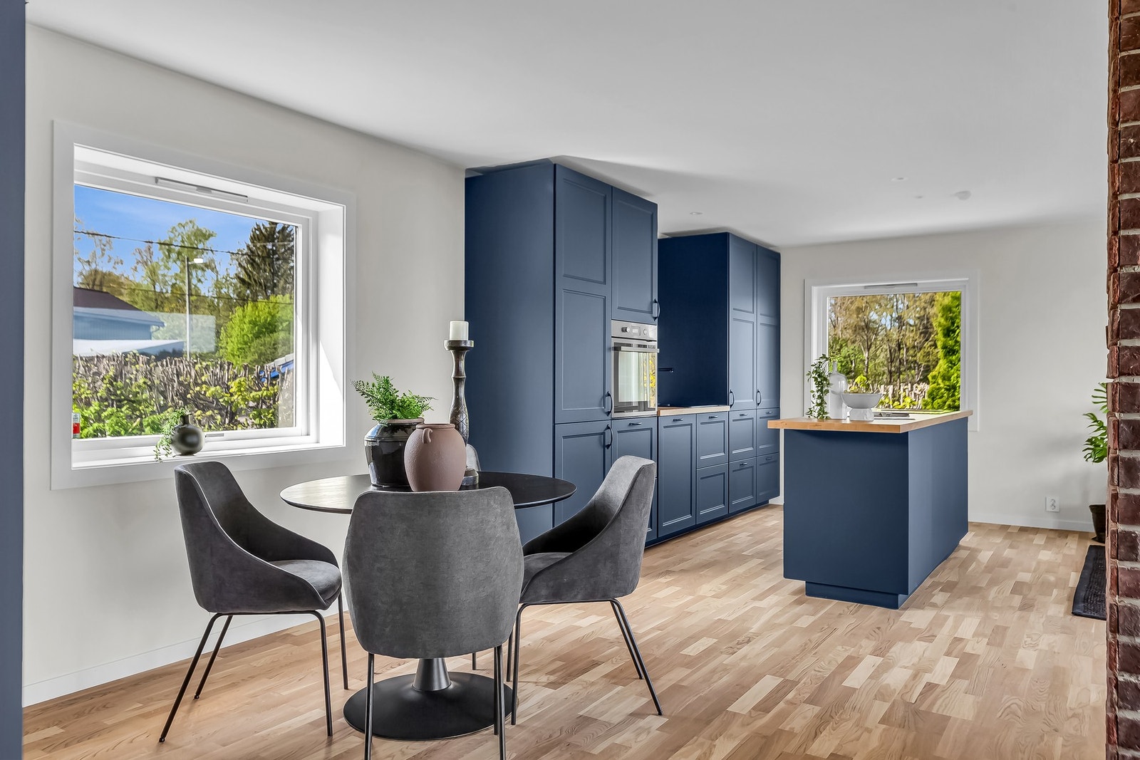 Videre inn i boligen er det en åpen kjøkken, spisestue løsning. Galleribilde