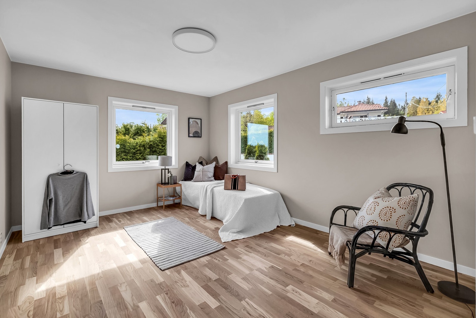 Da andre soverommet med vinduer ut mot gårdsplassen. Galleribilde