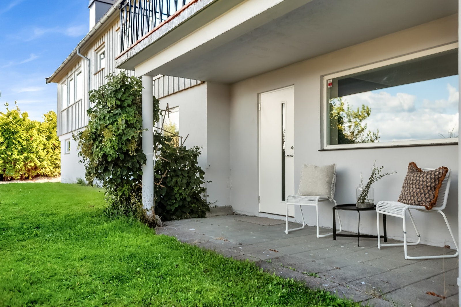 Underetasjen er tilgjengelig fra innvendig trapp, men har også egen ekstern inngang. Galleribilde