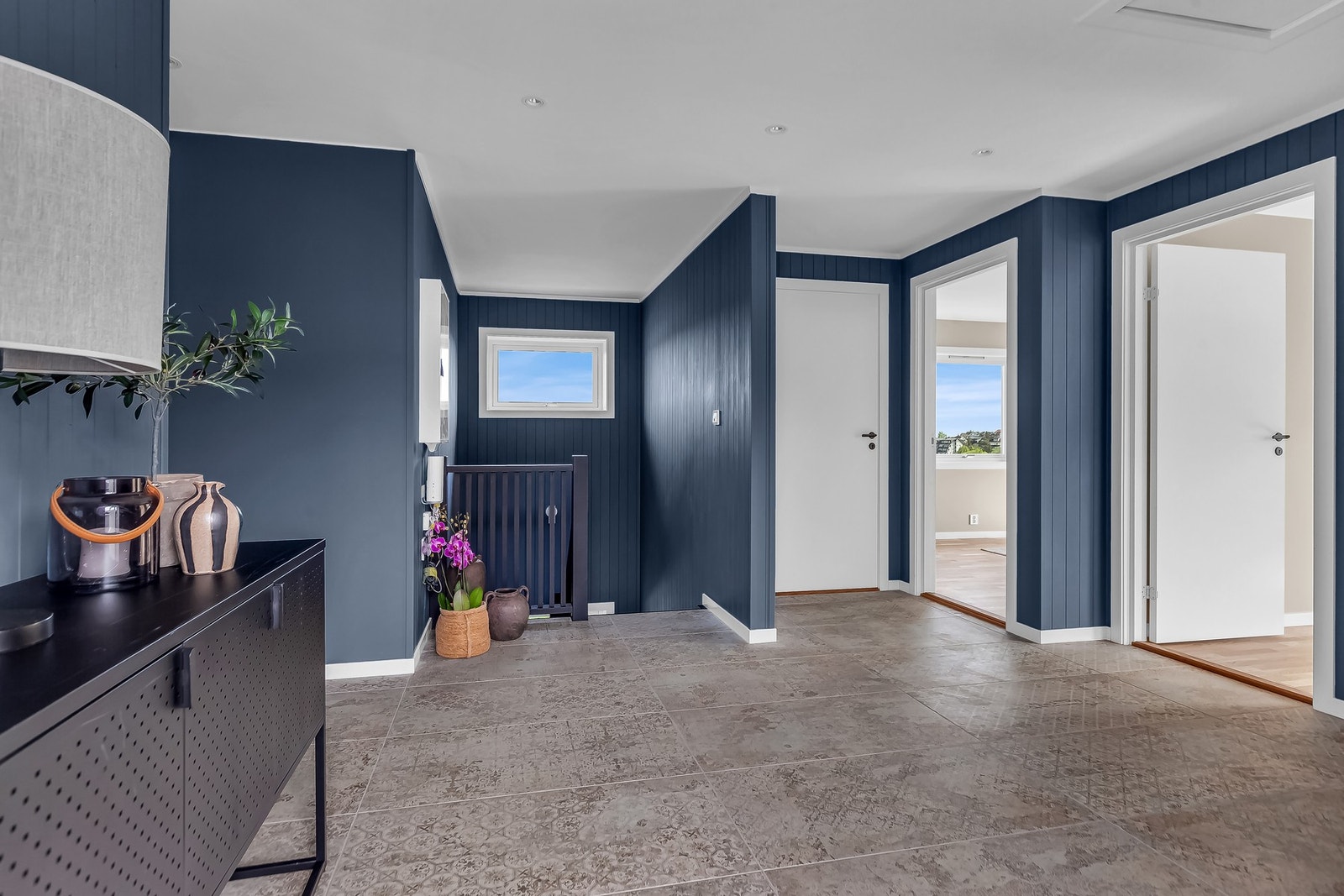 Entreen er romslig og blir et naturlig knutpunkt i huset. Galleribilde