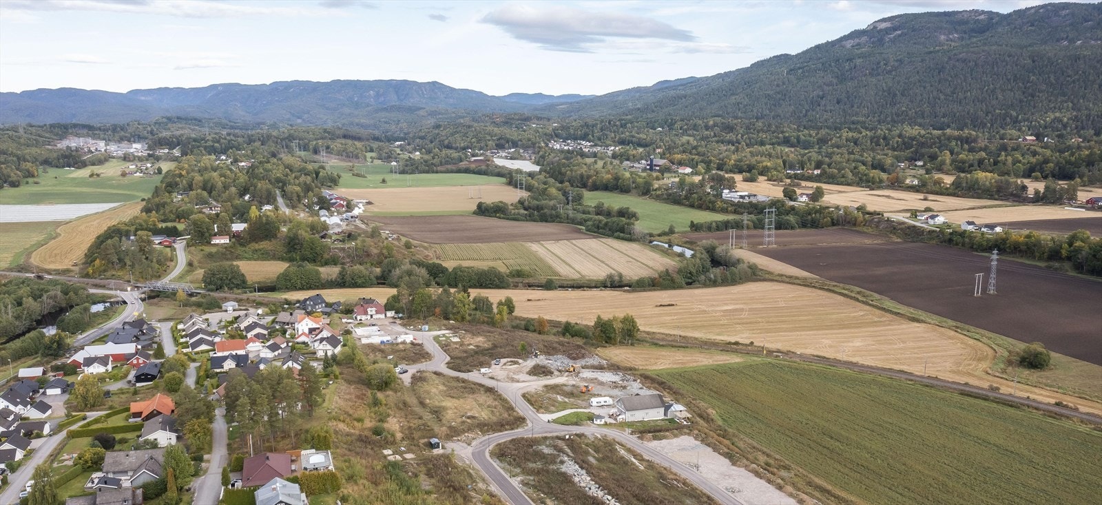 Tomtene ligger idyllisk til i solrike og landlige omgivelser Galleribilde
