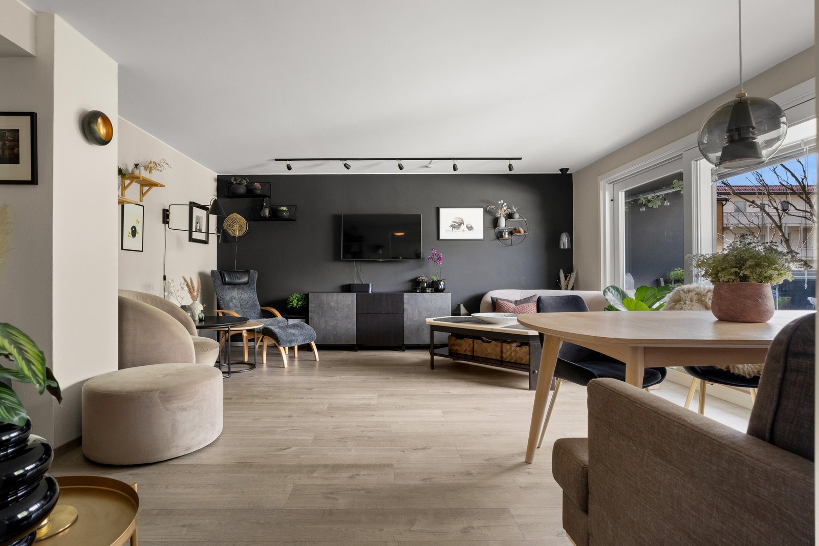 Romslig stue med god plass til spisestue og sofahjørne Galleribilde