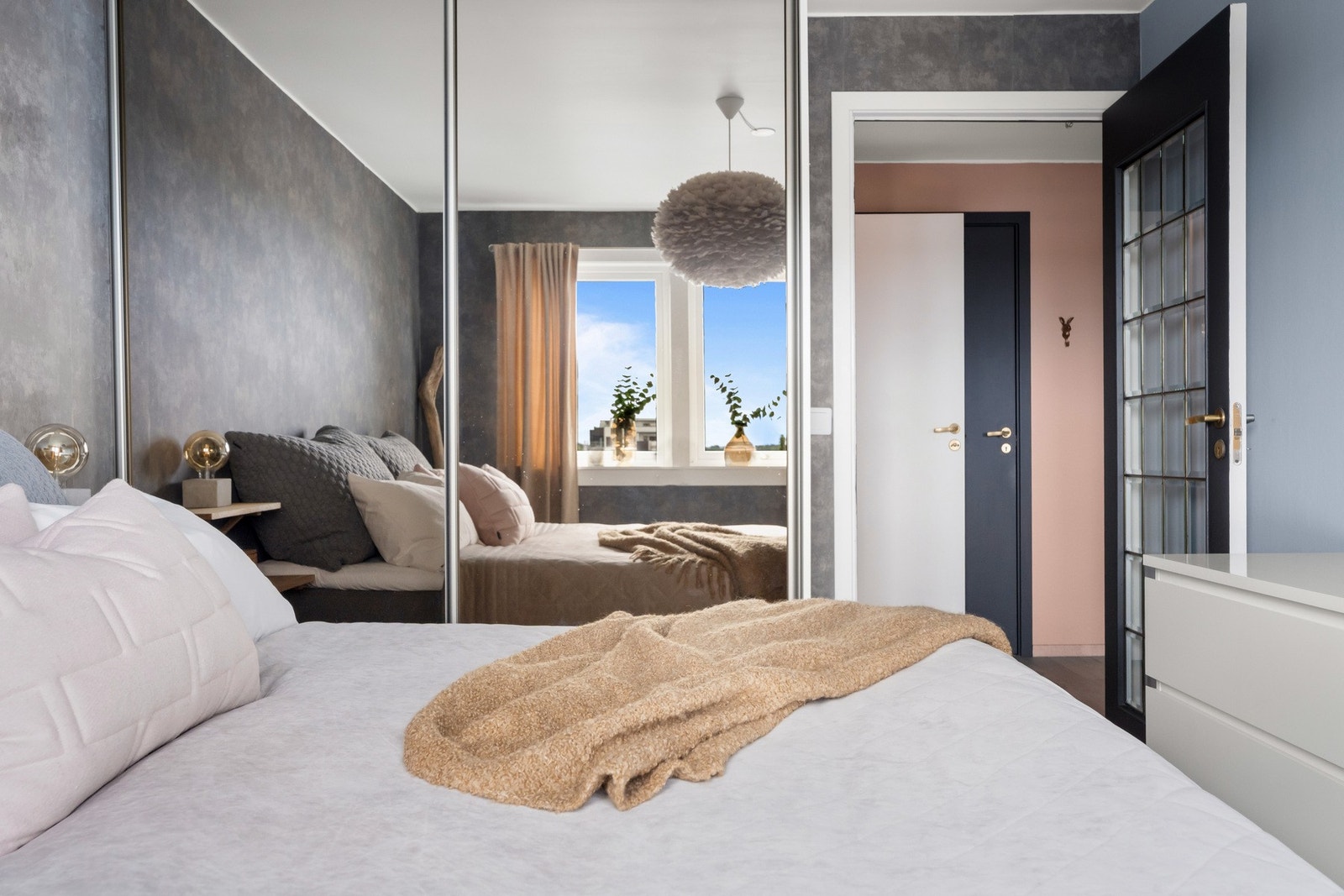 Garderobeskap på hovedsoverommet Galleribilde