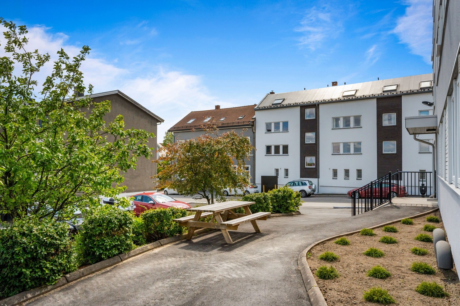 Bakgård med parkeringsplasser Galleribilde