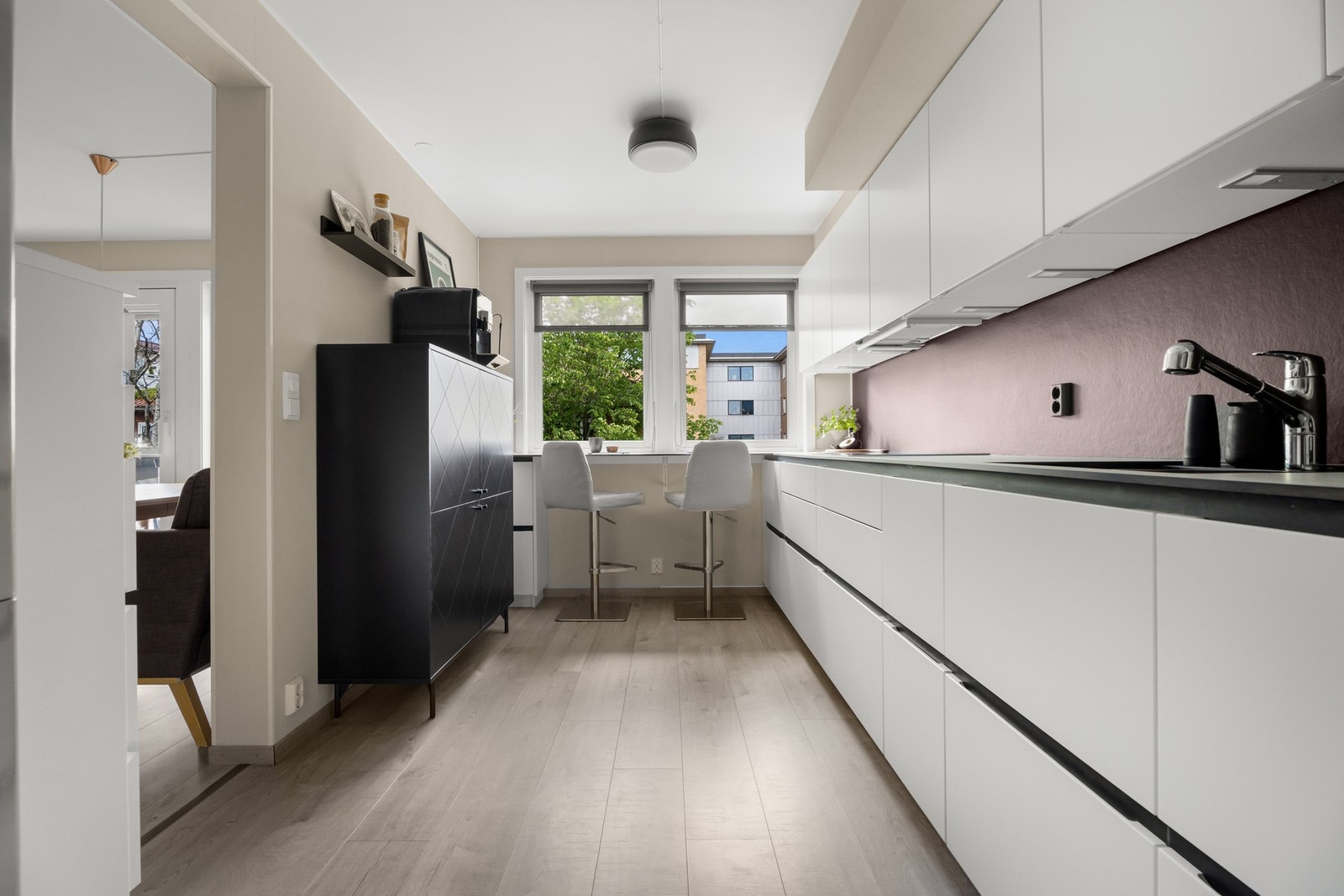 Rikelig med skap- og benkeplass Galleribilde