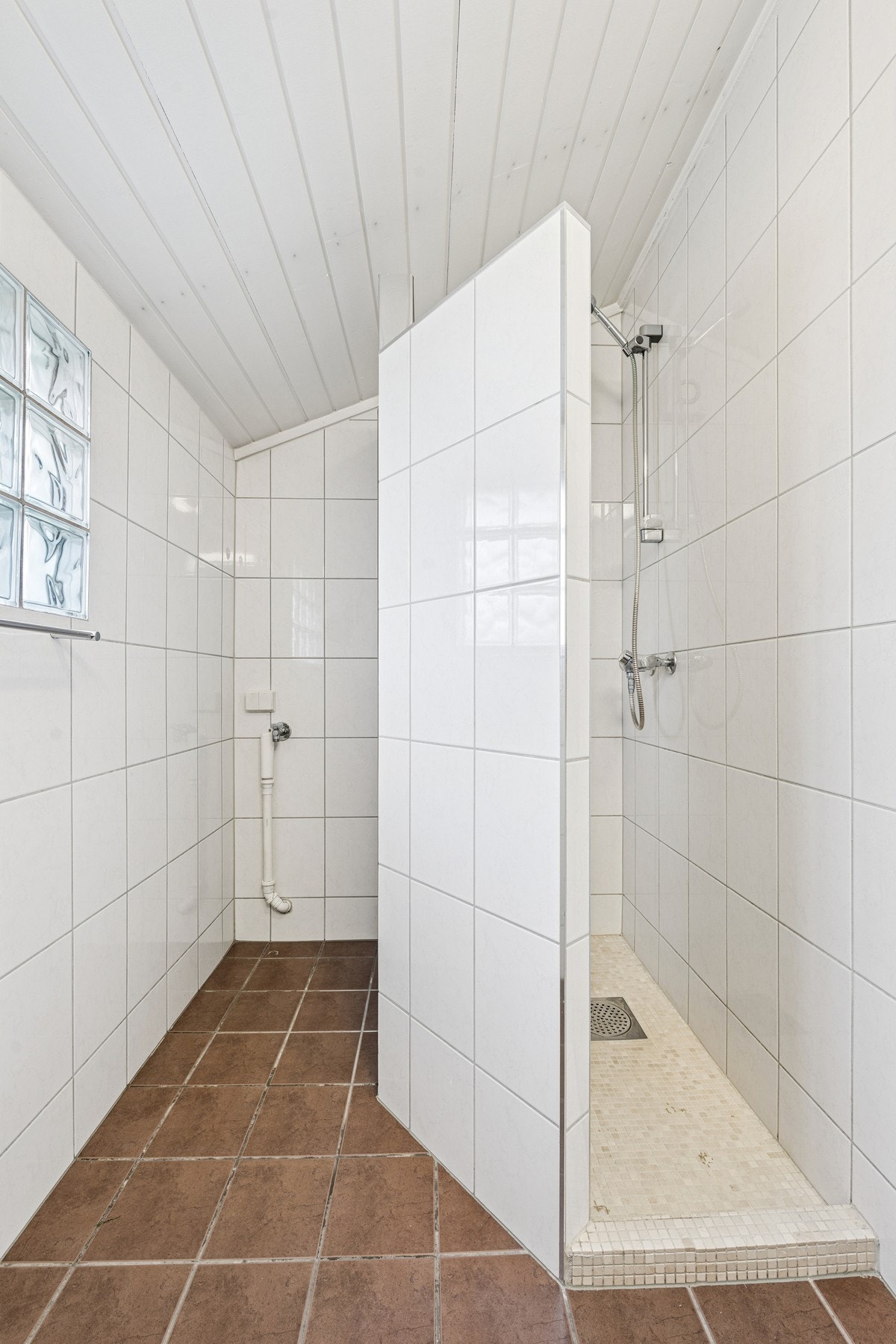 God belysning og tidløse materialvalg gir rommet et rent og moderne uttrykk. Galleribilde