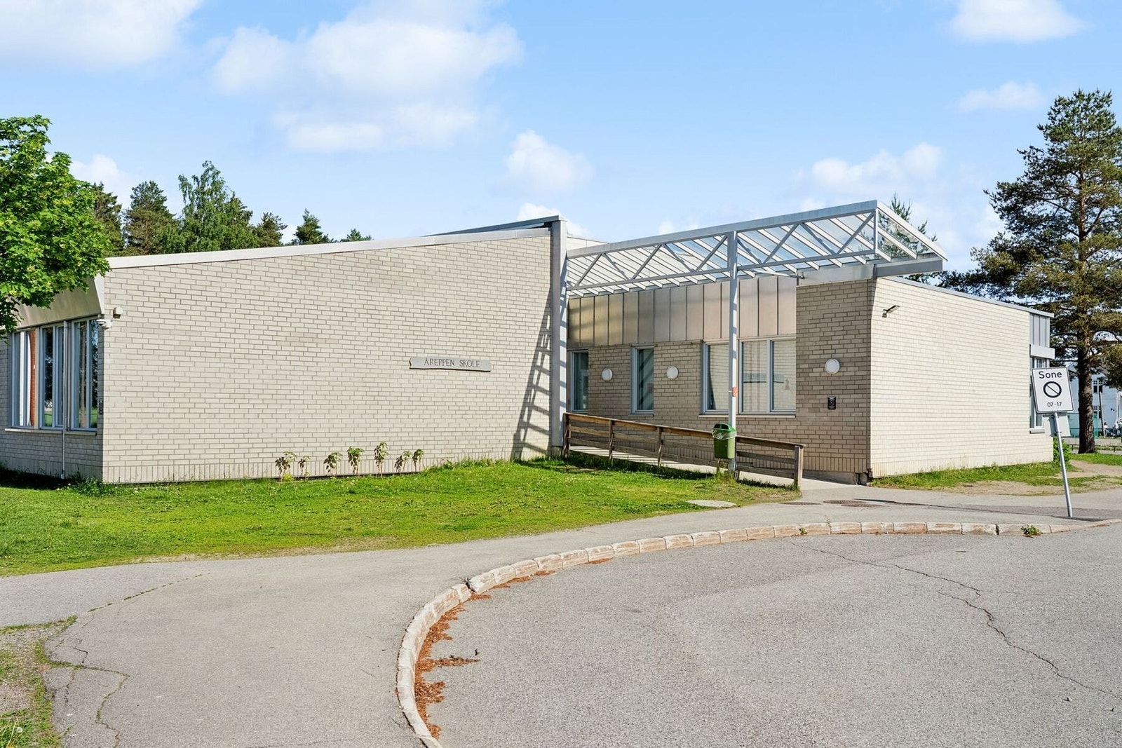 Åreppen skole - kun 2 km unna. Galleribilde