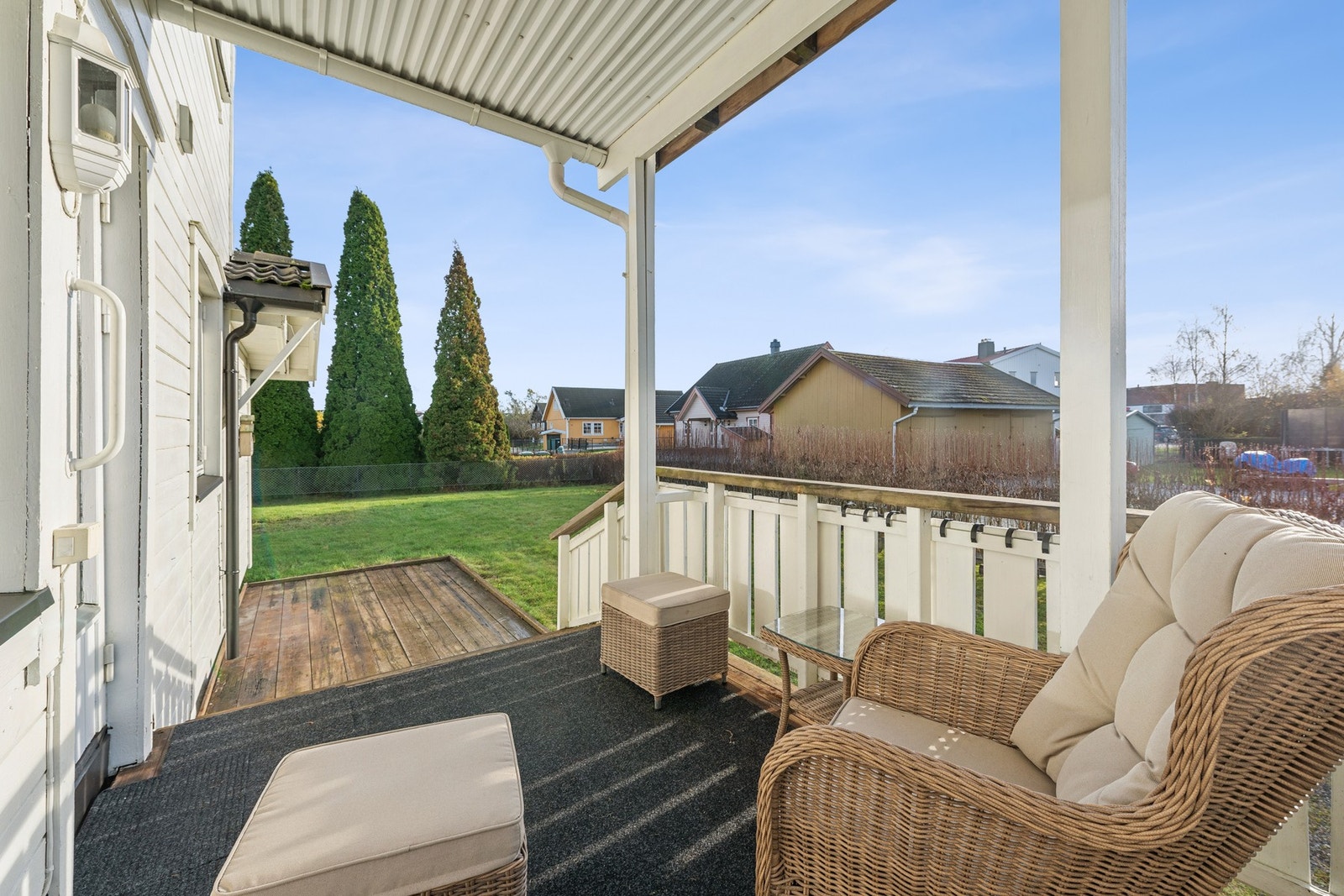 Fra stuen har du utgang til en hyggelig terrasse med plass til sittegruppe. Galleribilde
