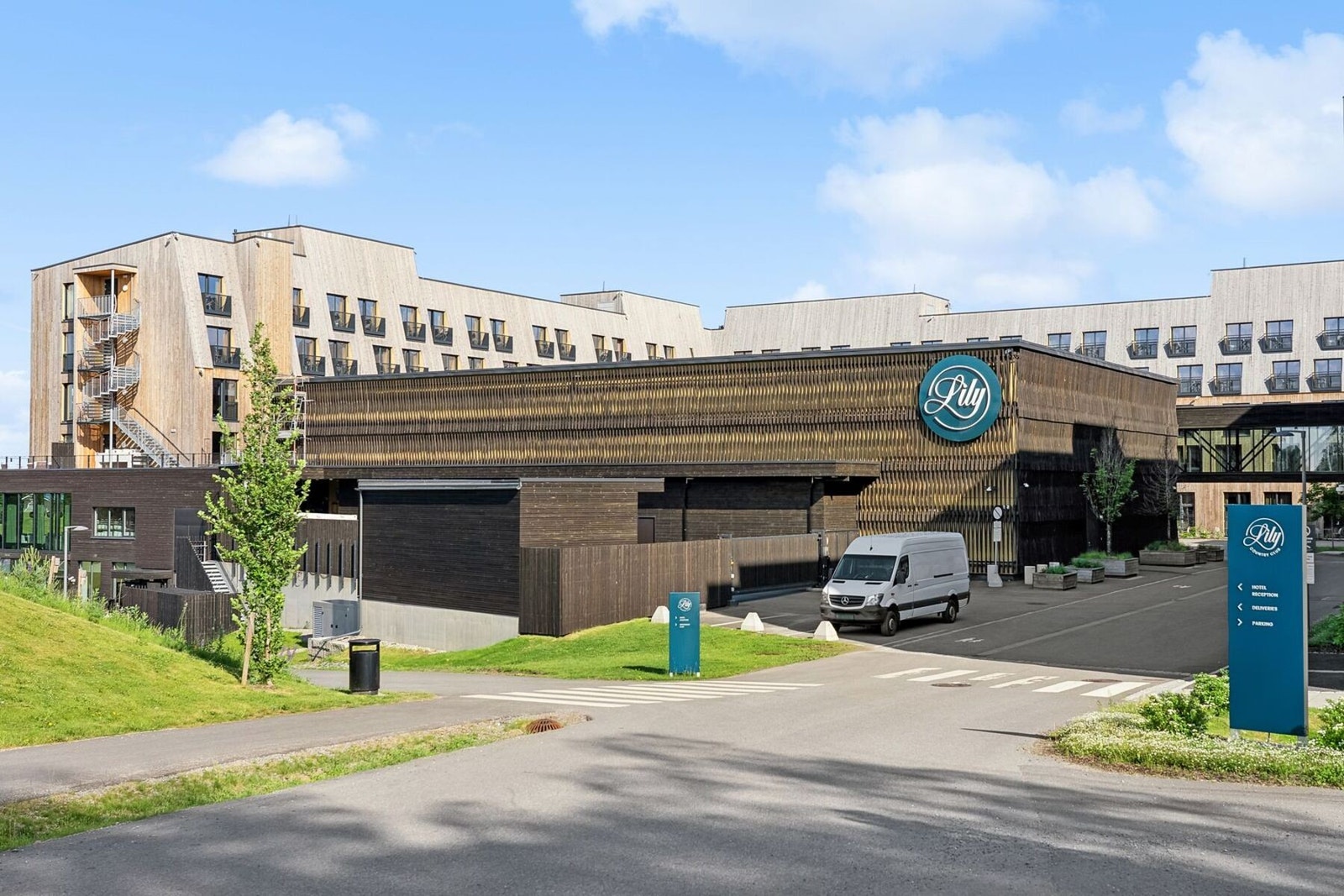 Lily Country Club - kun 1,1 km unna. Galleribilde