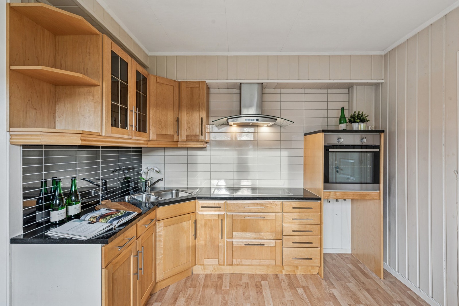 Innredningen har lyse profilerte fronter med god skap- og benkeplass. Galleribilde