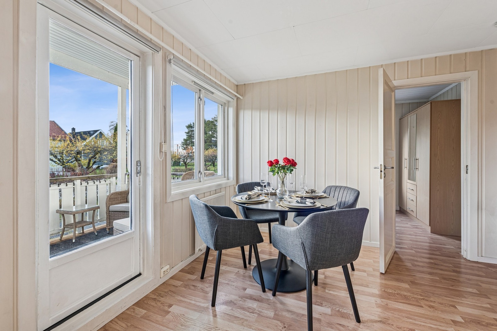 utgang til terrassen gjør det enkelt å forlenge oppholdsrommet utendørs på varme dager. Galleribilde