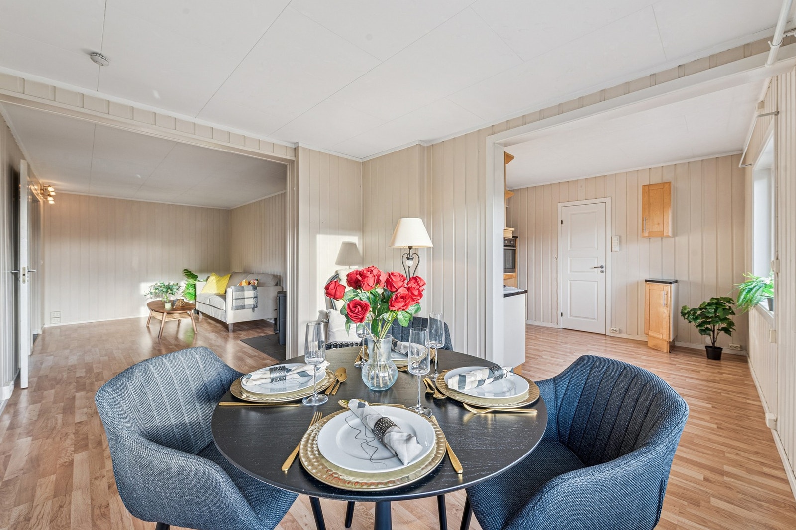 En lys og tiltalende borettslagsleilighet med moderne standard og gjennomtenkt planløsning. Galleribilde