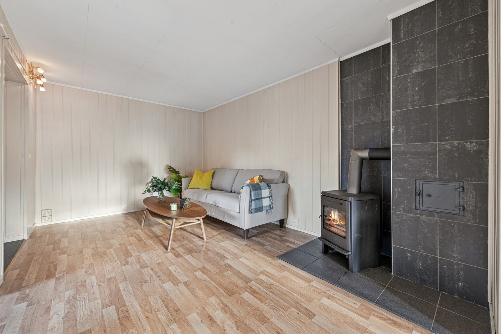 Videre inn kommer du til en romslig og trivelig stue med store vindusflater som slipper inn rikelig med naturlig lys. Galleribilde