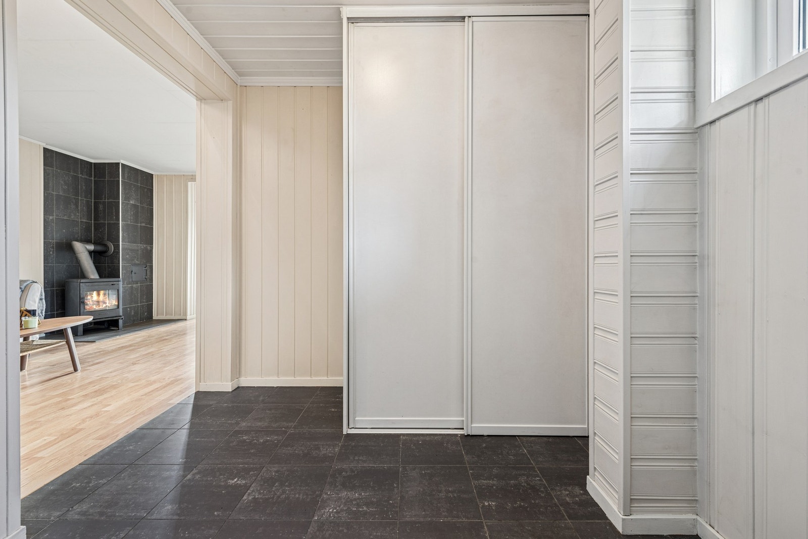 Leiligheten ønsker deg velkommen inn i en lys og innbydende entré med plass til sko og yttertøy. Galleribilde