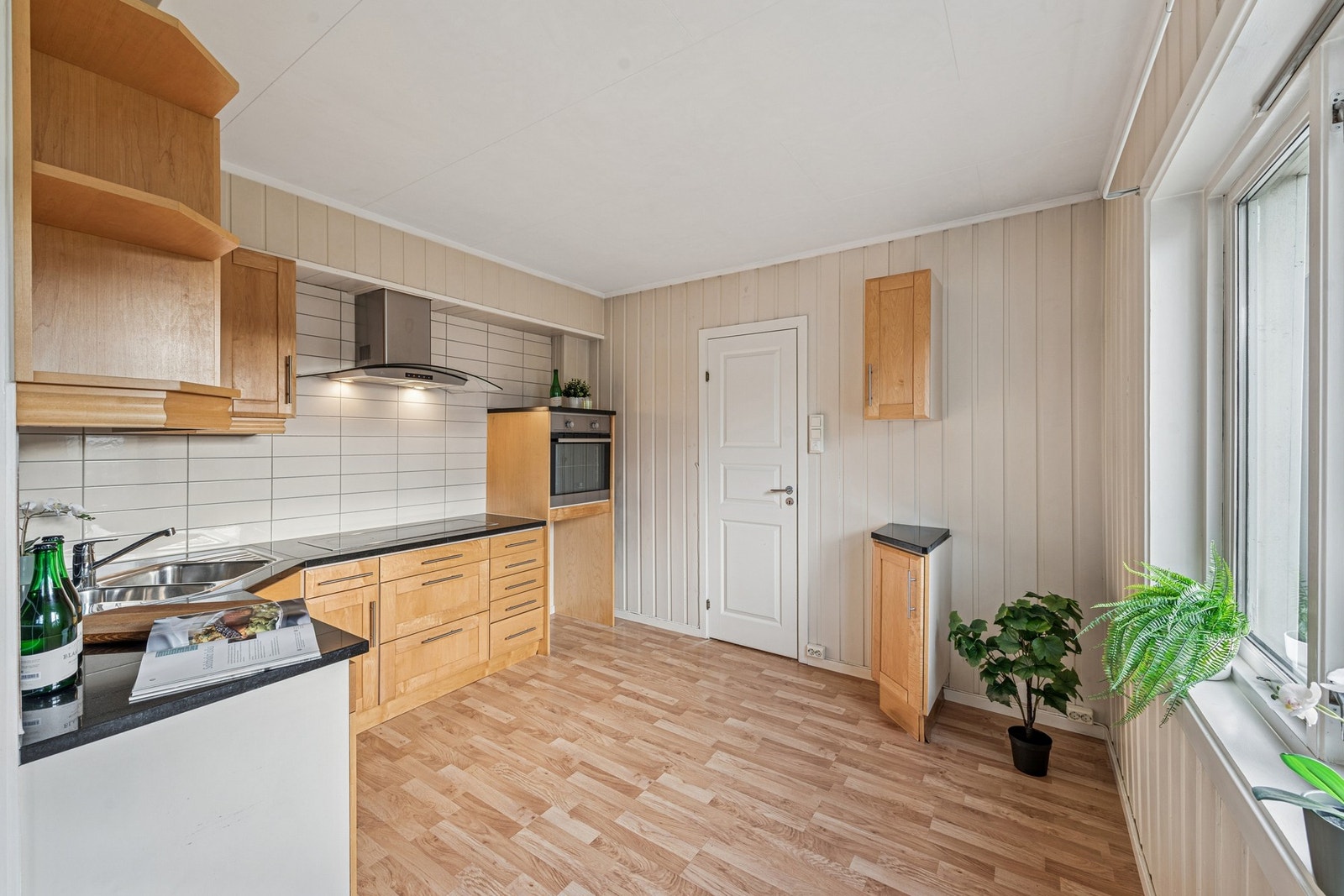 Et sosialt og praktisk rom som passer både til hverdags og når du har gjester. Galleribilde