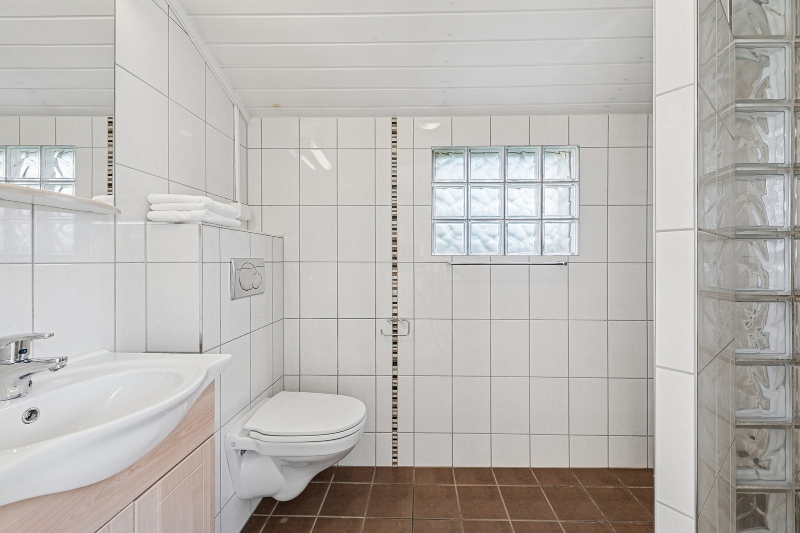 Praktisk opplegg for vaskemaskin gjør at alt ligger til rette for en enkel hverdag. Galleribilde