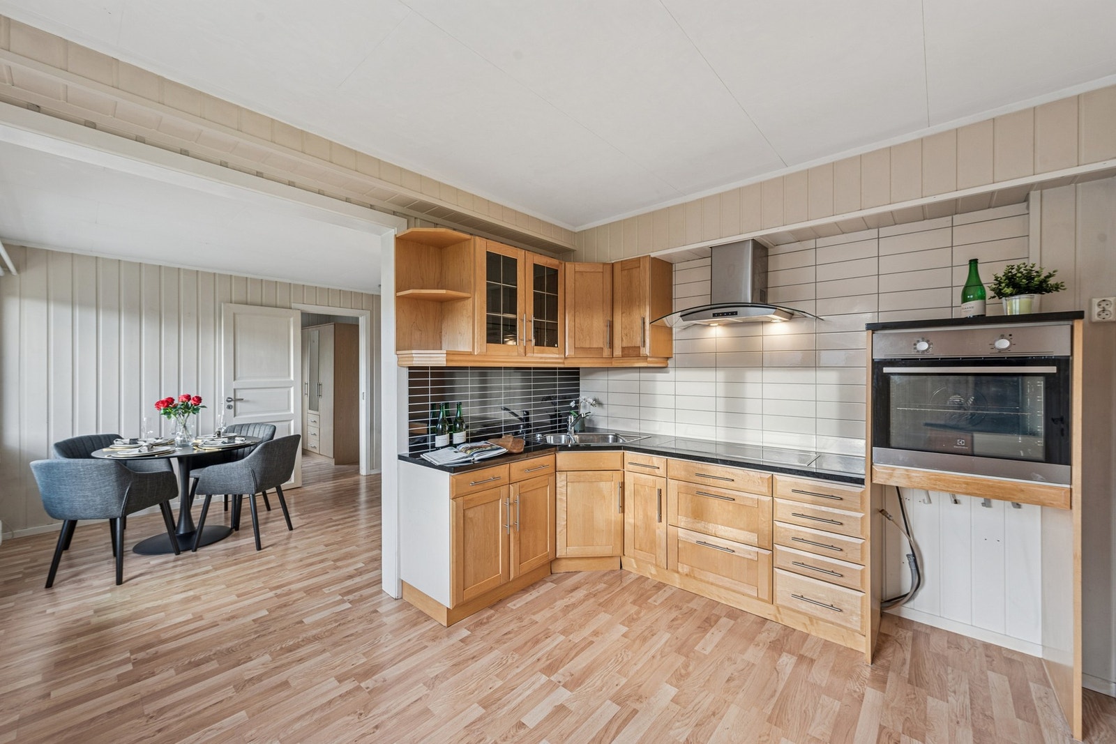 Kjøkkenet ligger i åpen løsning mot stuen og har en funksjonell utforming. Galleribilde