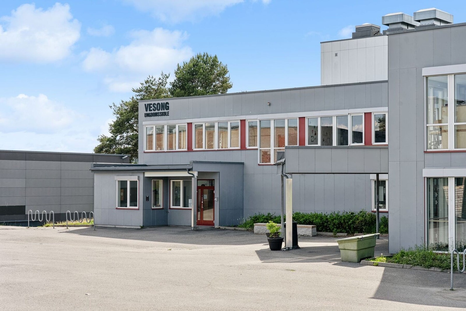 Vesong ungdomsskole - kun 1,2 km unna. Galleribilde