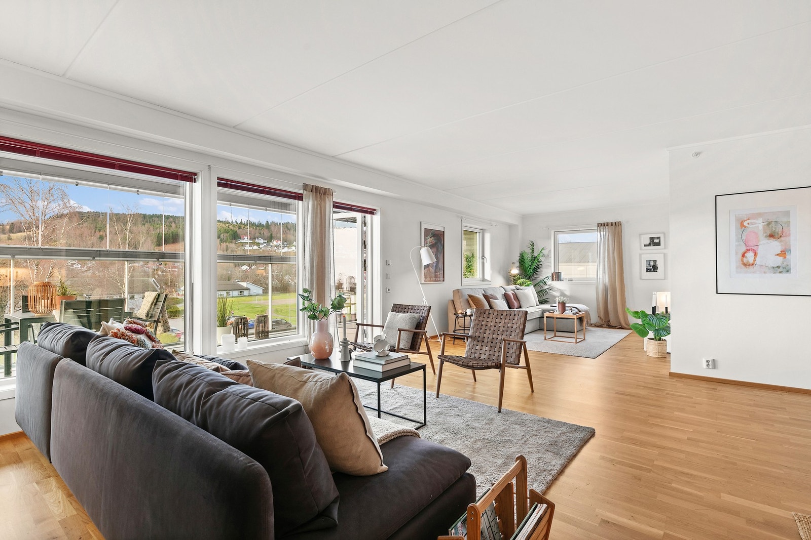 Stuen har god størrelse med muligheter for møblering i soner. Galleribilde