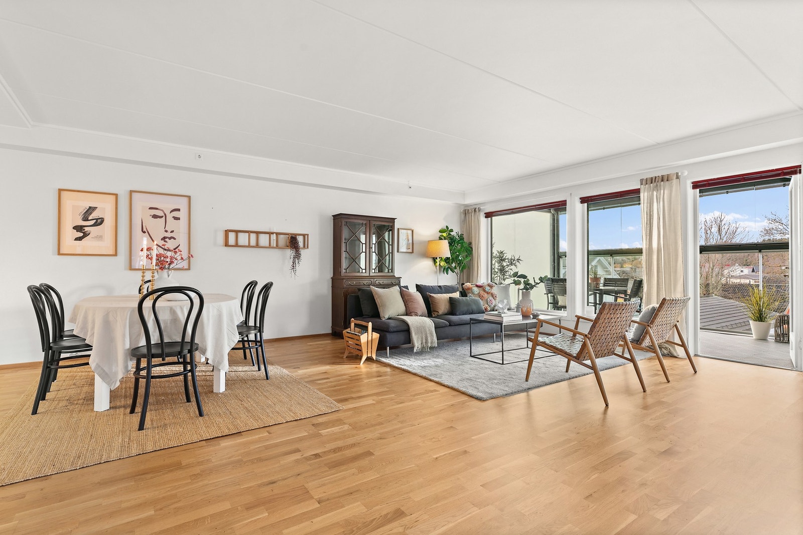 En spisestue er plassert i overgangen til kjøkken. Galleribilde