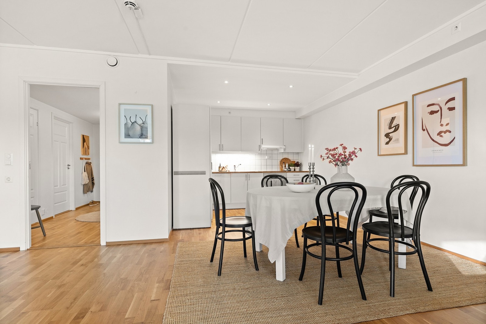 Her er god plass for et spisebord med rom for hyggelige lag. Galleribilde