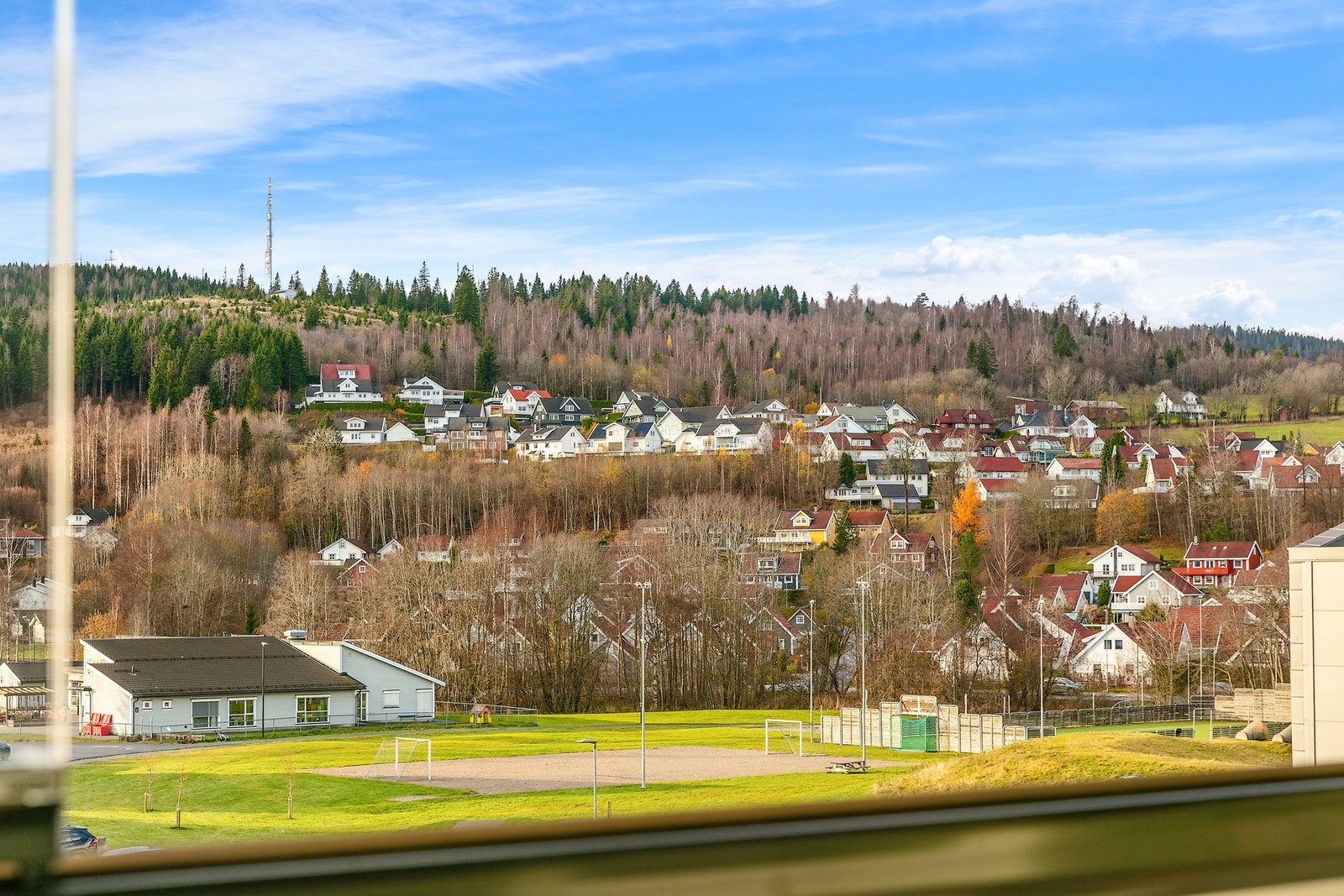 Balkongen vender ut mot idrettsfelt og veletablert småhusbebyggelse. Galleribilde