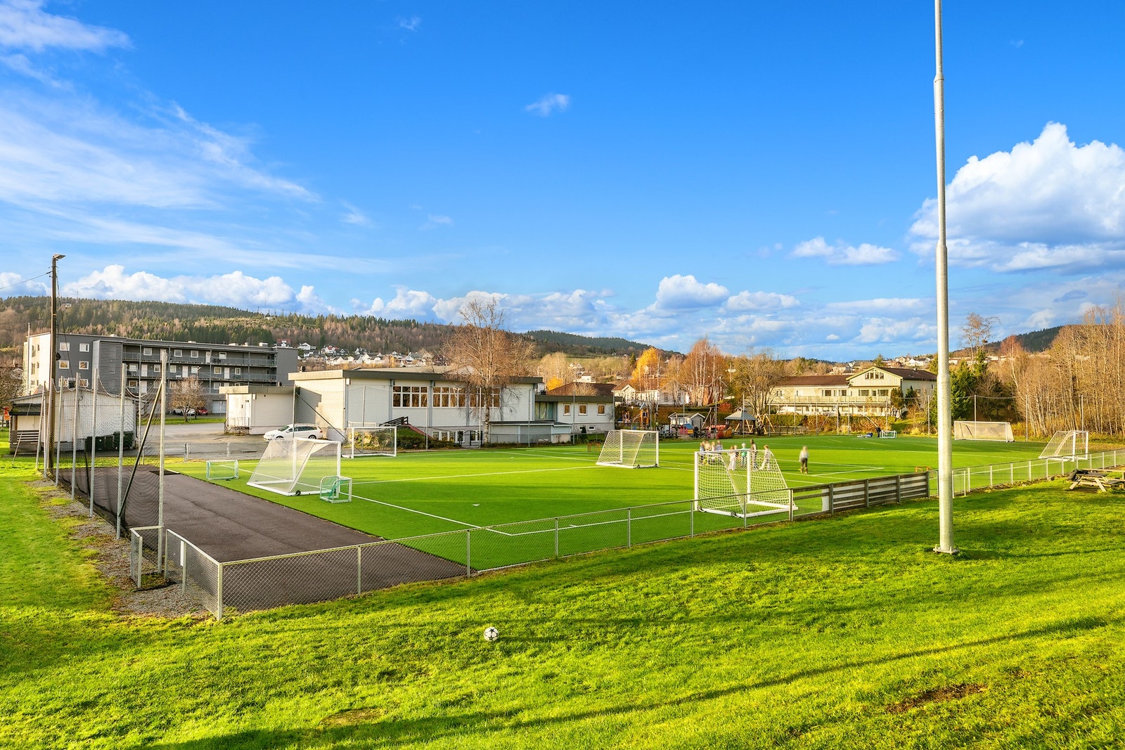 Her er fotballbane ved Lierskogen Samfunnshus. Galleribilde
