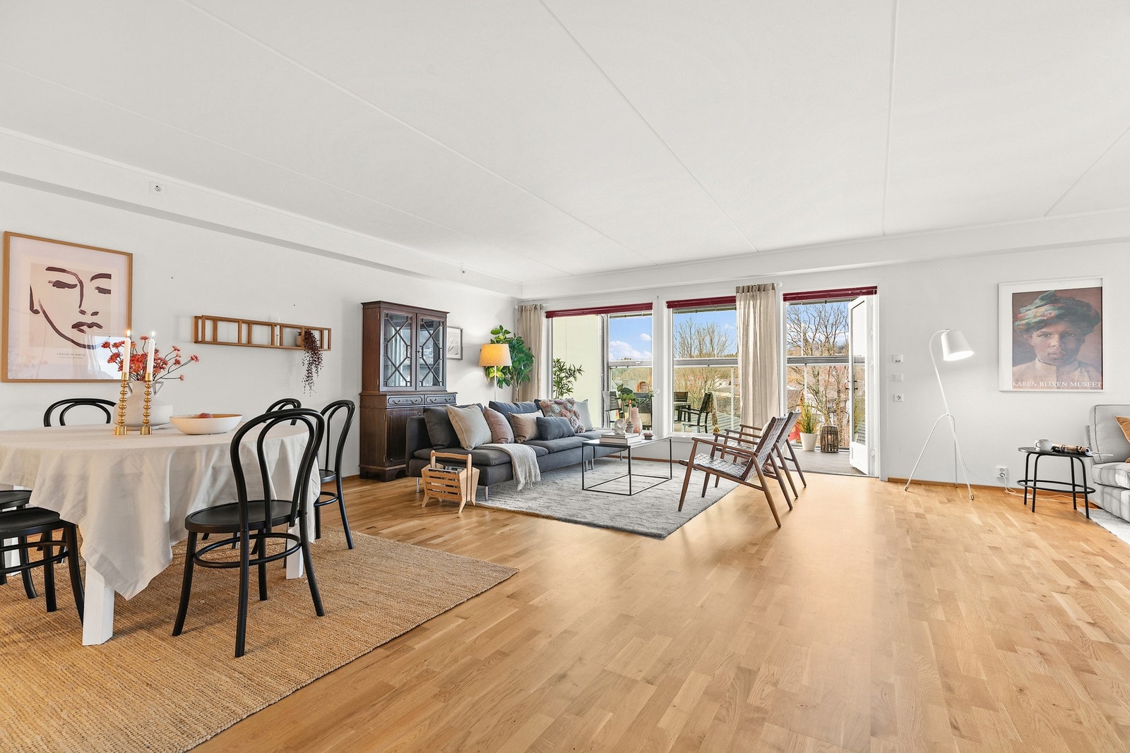 Leiligheten har stue og kjøkken i en arealeffektiv åpen løsning. Galleribilde