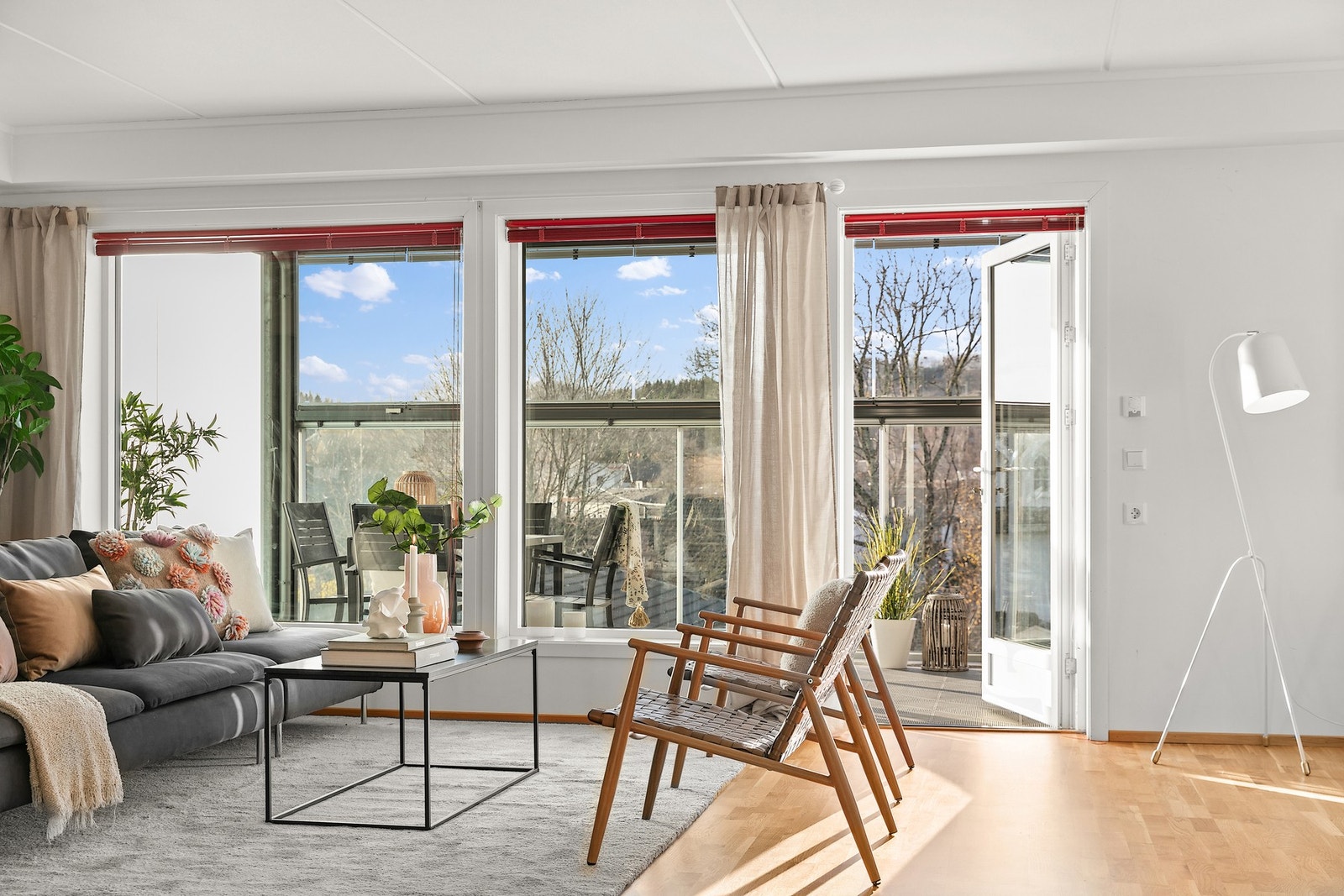 Leiligheten i 3. etasje har god planløsning og stue/kjøkken med utgang til en vestvendt balkong. Galleribilde