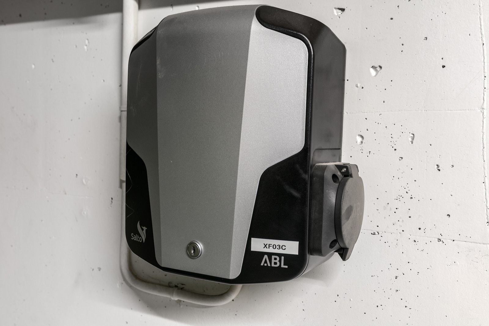 El- bil lader er montert ved garasjeplassen. Galleribilde