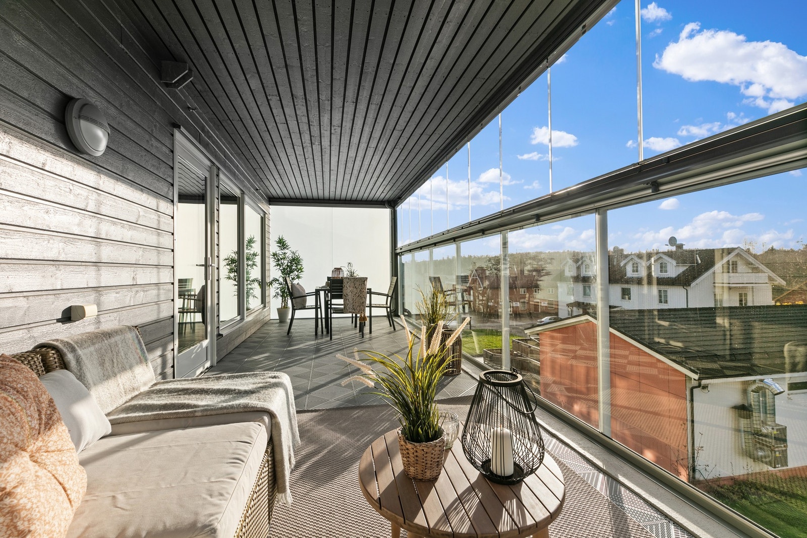 Den ekstra romslige balkongen har god plass for både spisebord og et behagelig sofa arrangement. Galleribilde