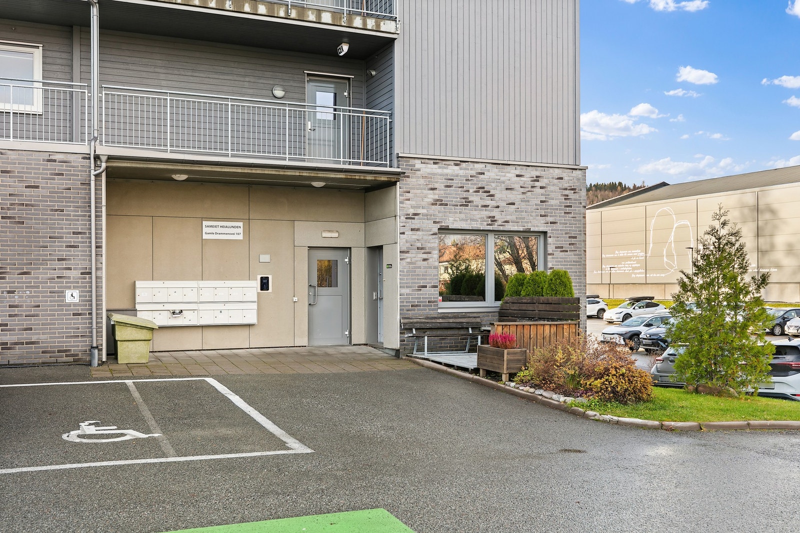 Boligen inngår i et leilighetsbygg fra 2014 med felles inngang. Galleribilde