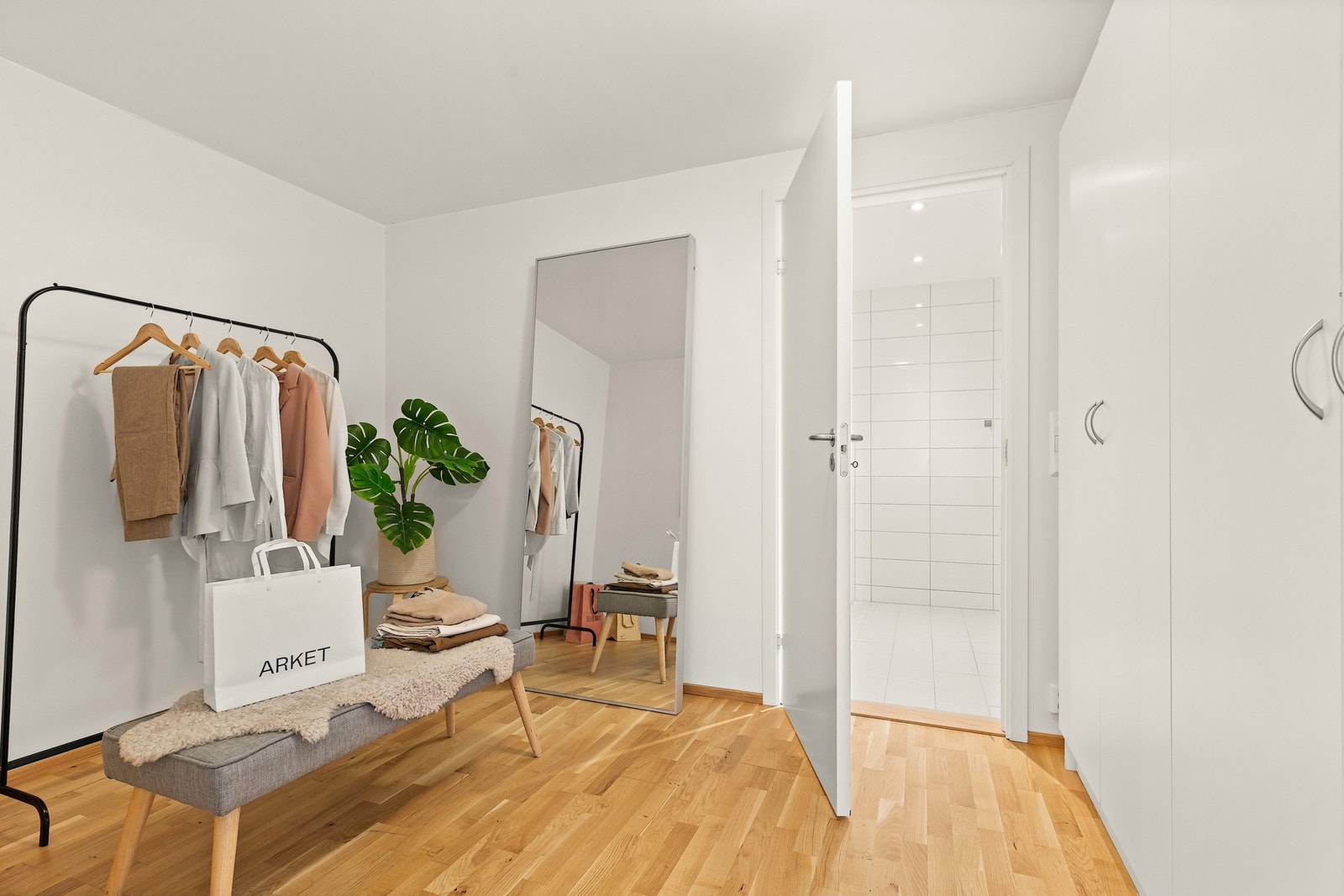 Garderoben har videre adkomst til et bad med opplegg for vaskemaskin. Galleribilde